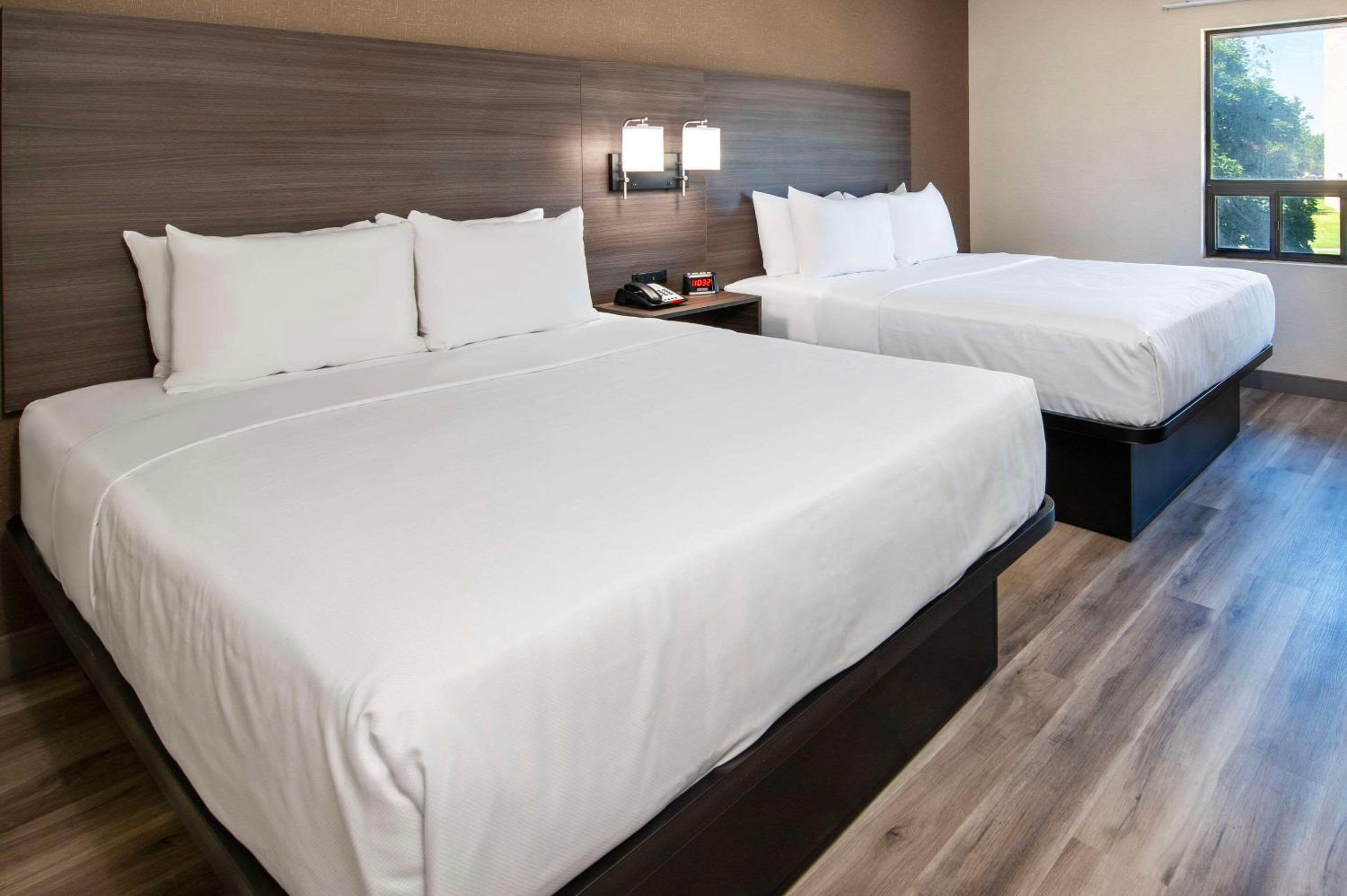 Queen Room with Two Queen Beds - Photo 3