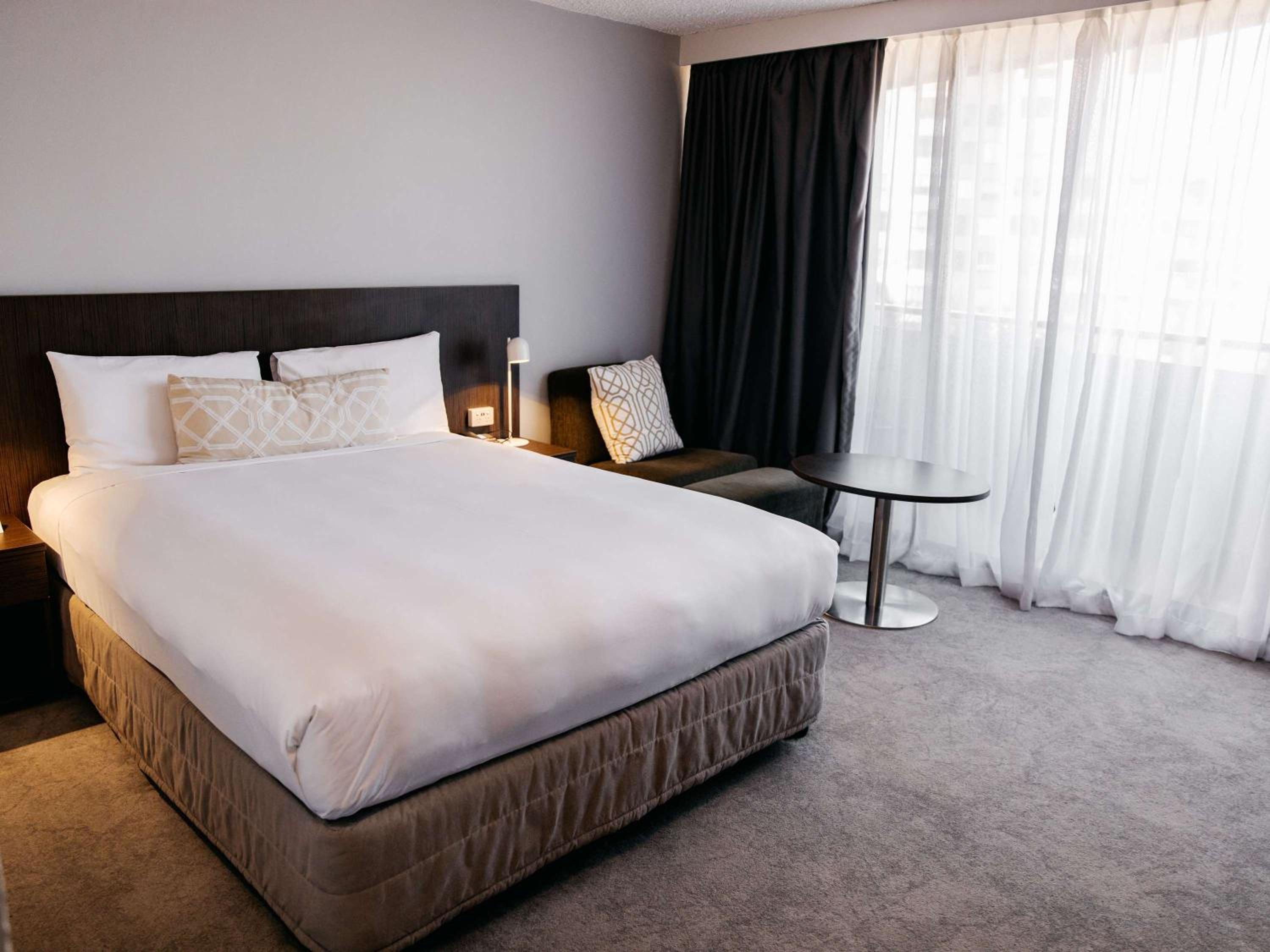 Deluxe Queen or King Room with Balcony - High Floor - Photo 10
