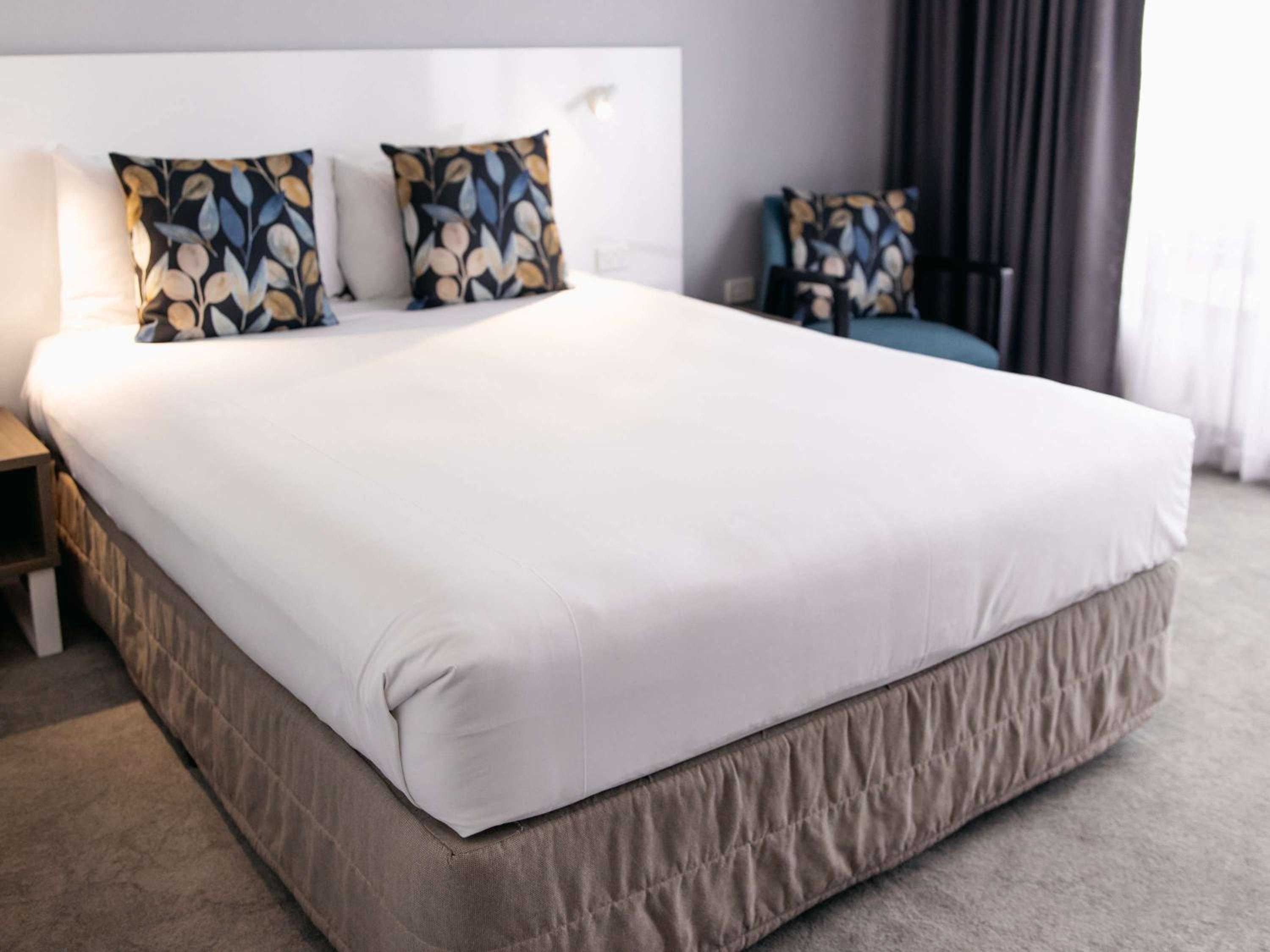 Deluxe Queen or King Room with Balcony - High Floor - Photo 6