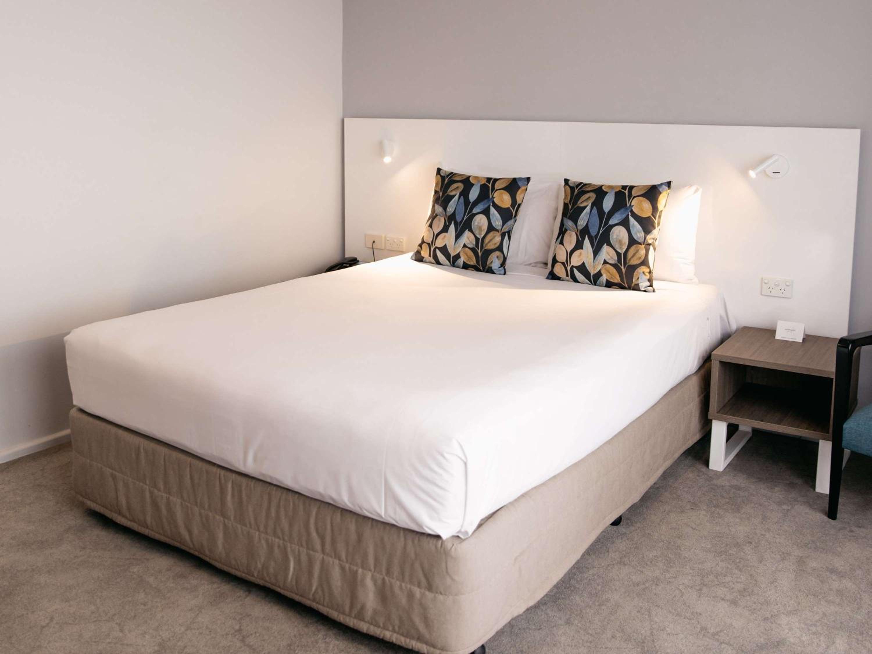 Deluxe Queen or King Room with Balcony - High Floor - Photo 11