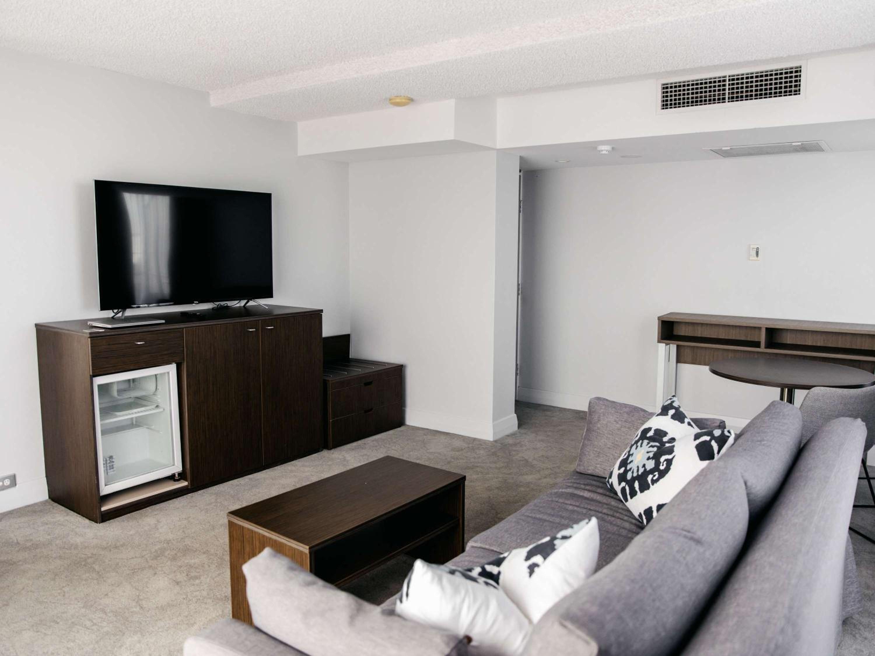 Junior King Suite with Balcony - Photo 10