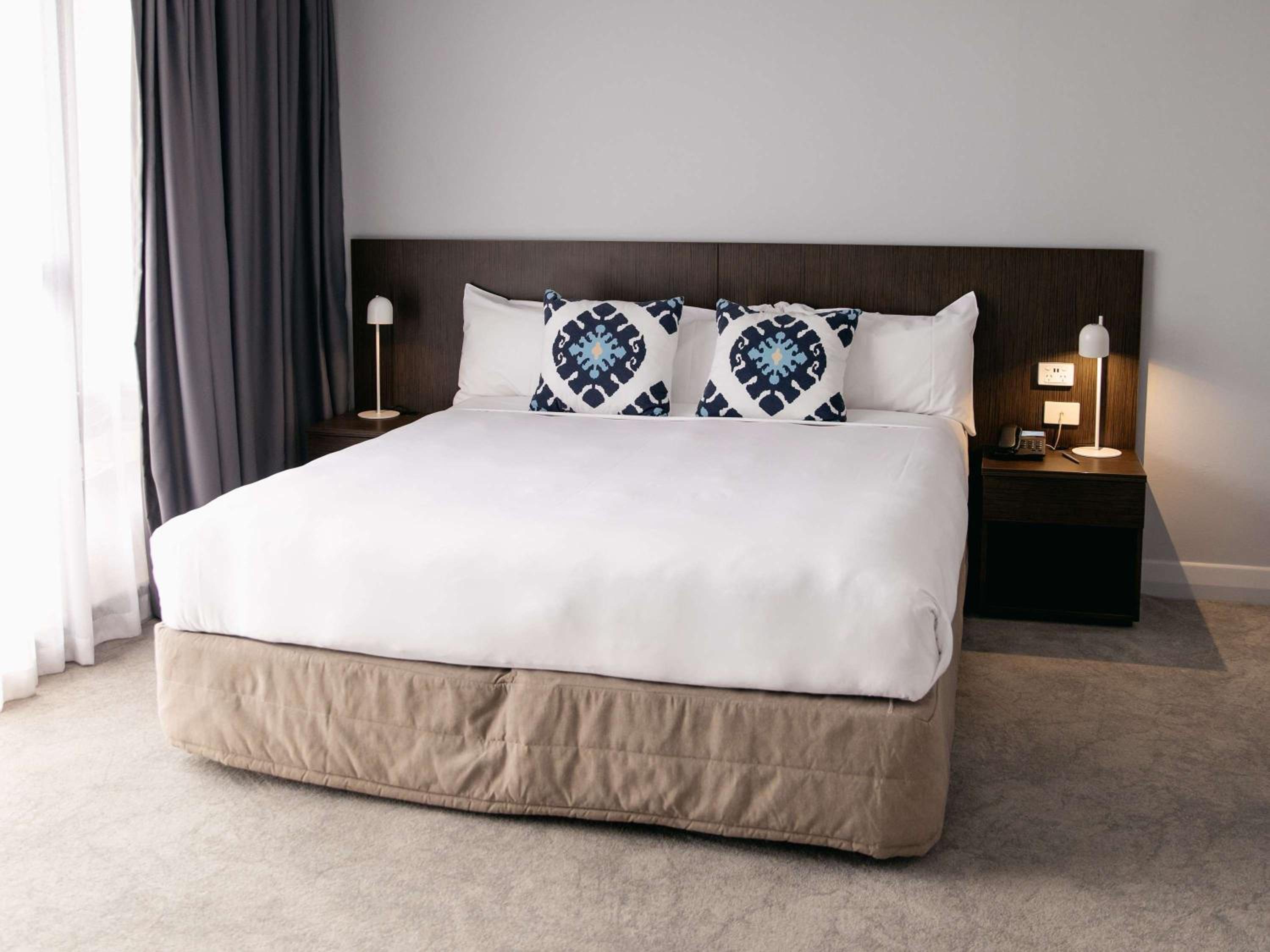 Junior King Suite with Balcony - Photo 9