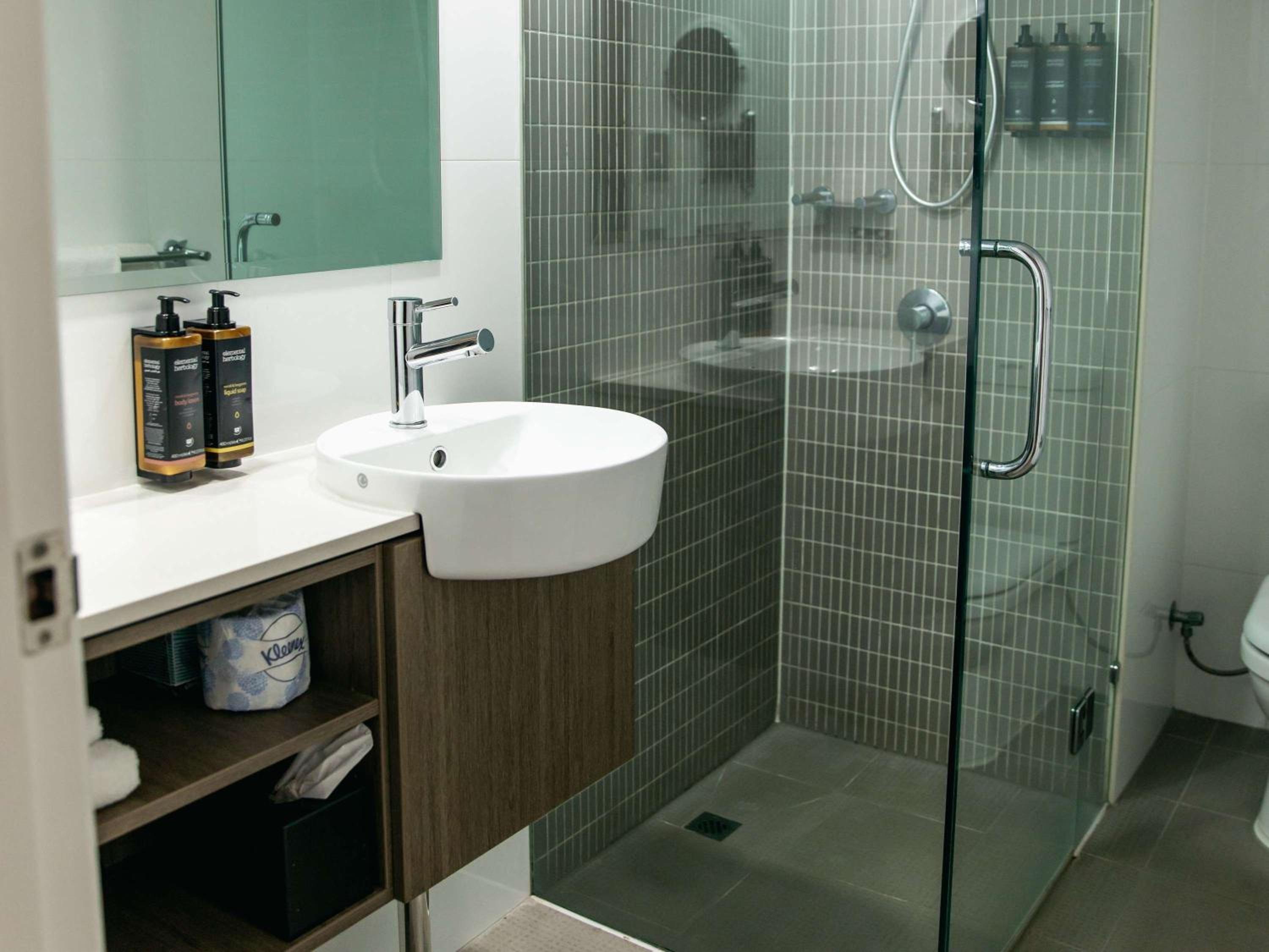 Deluxe Queen or King Room with Balcony - High Floor - Photo 5