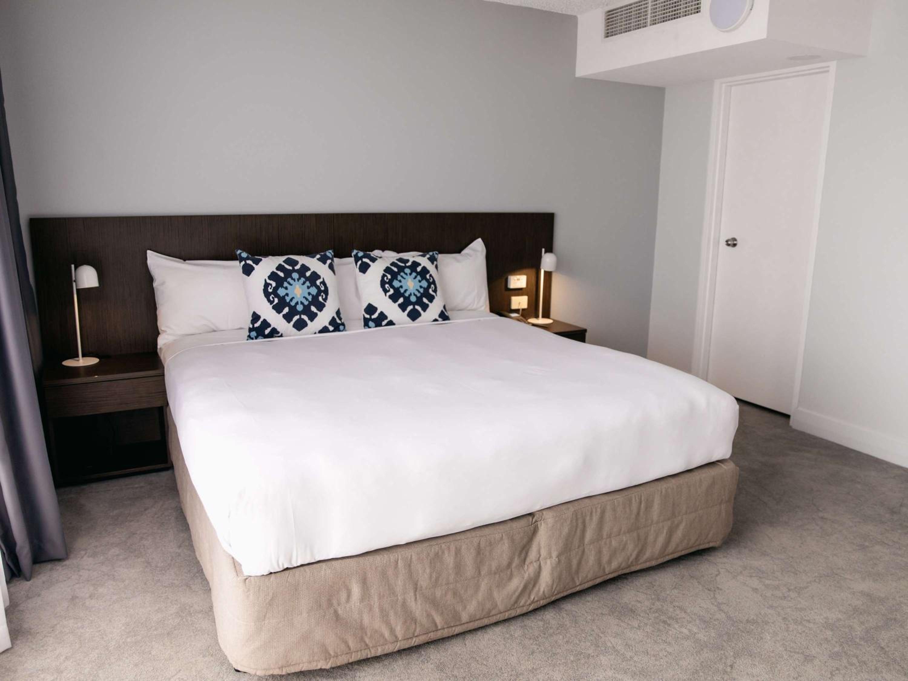Junior King Suite with Balcony - Photo 7