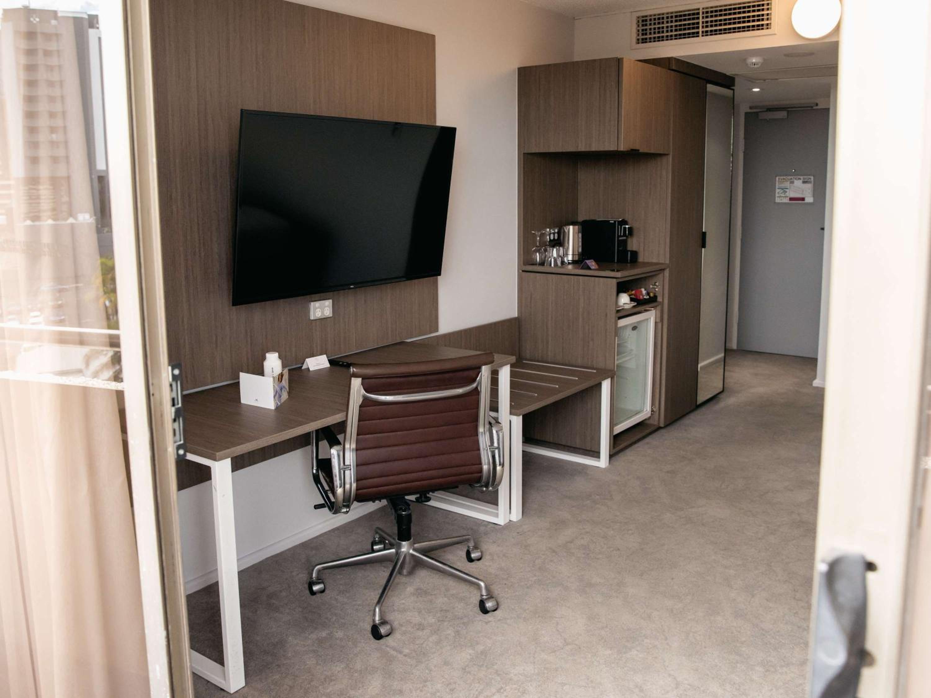 Deluxe Queen or King Room with Balcony - High Floor - Photo 3