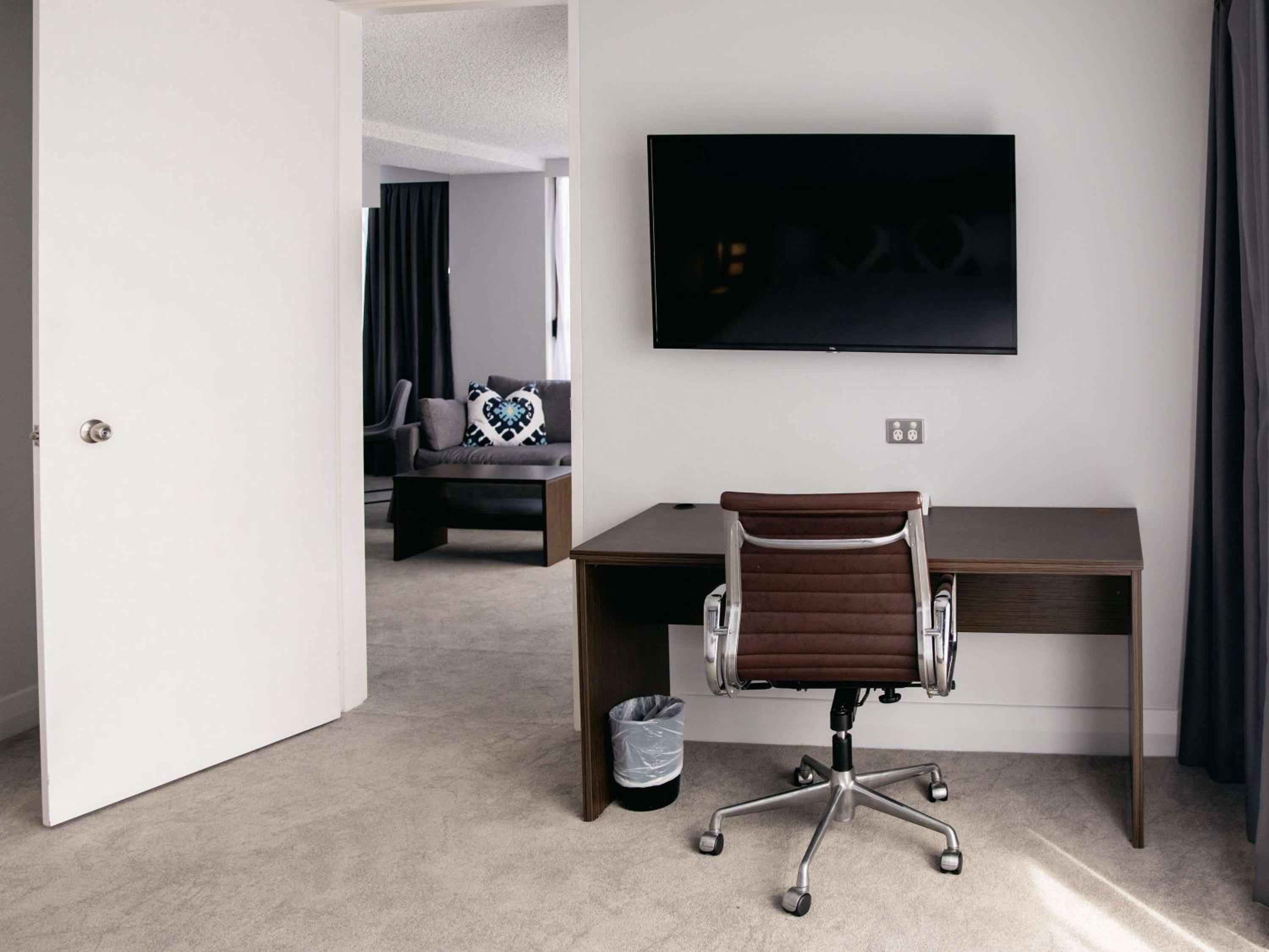 Junior King Suite with Balcony - Photo 5