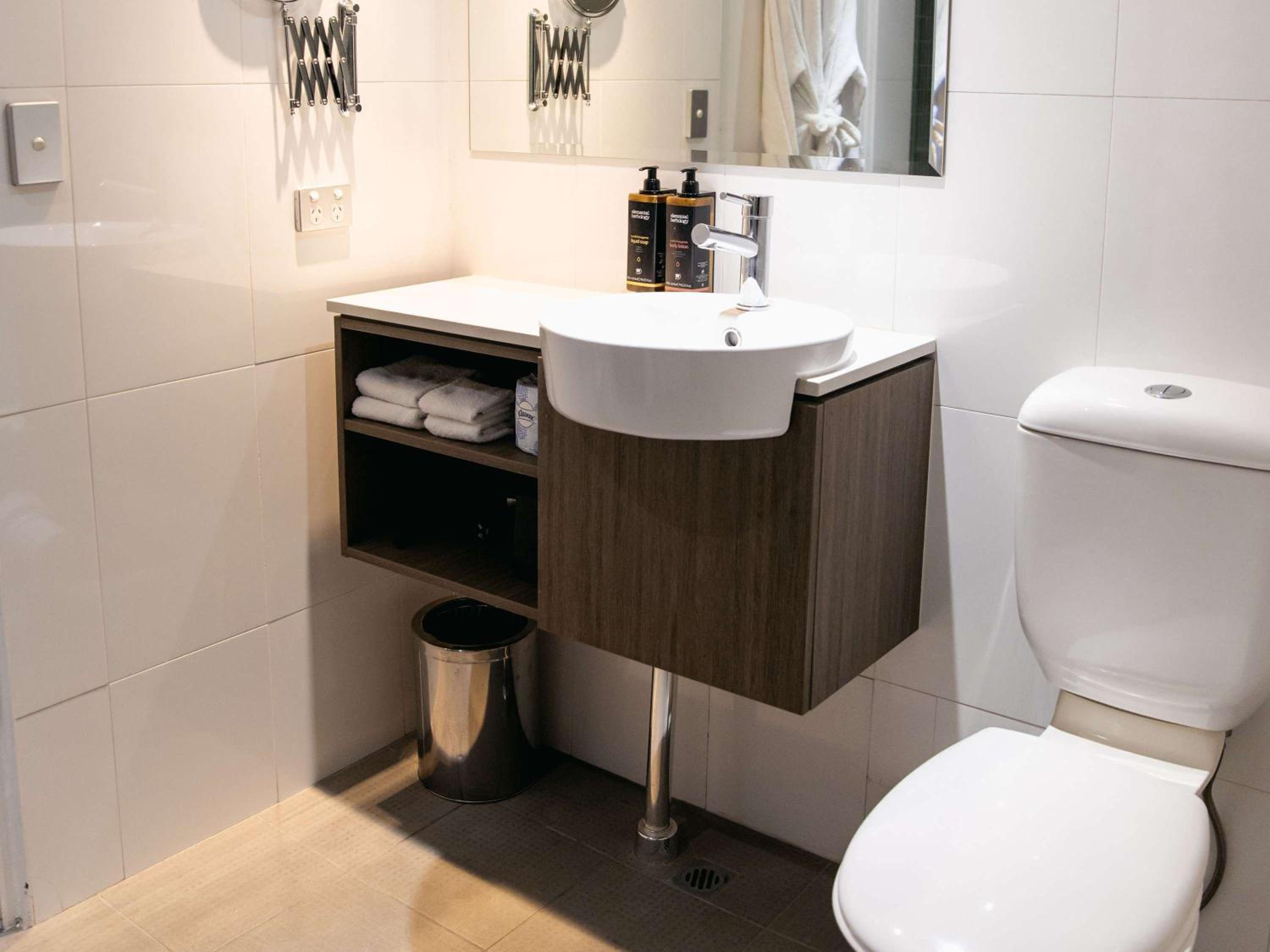 Junior King Suite with Balcony - Photo 4