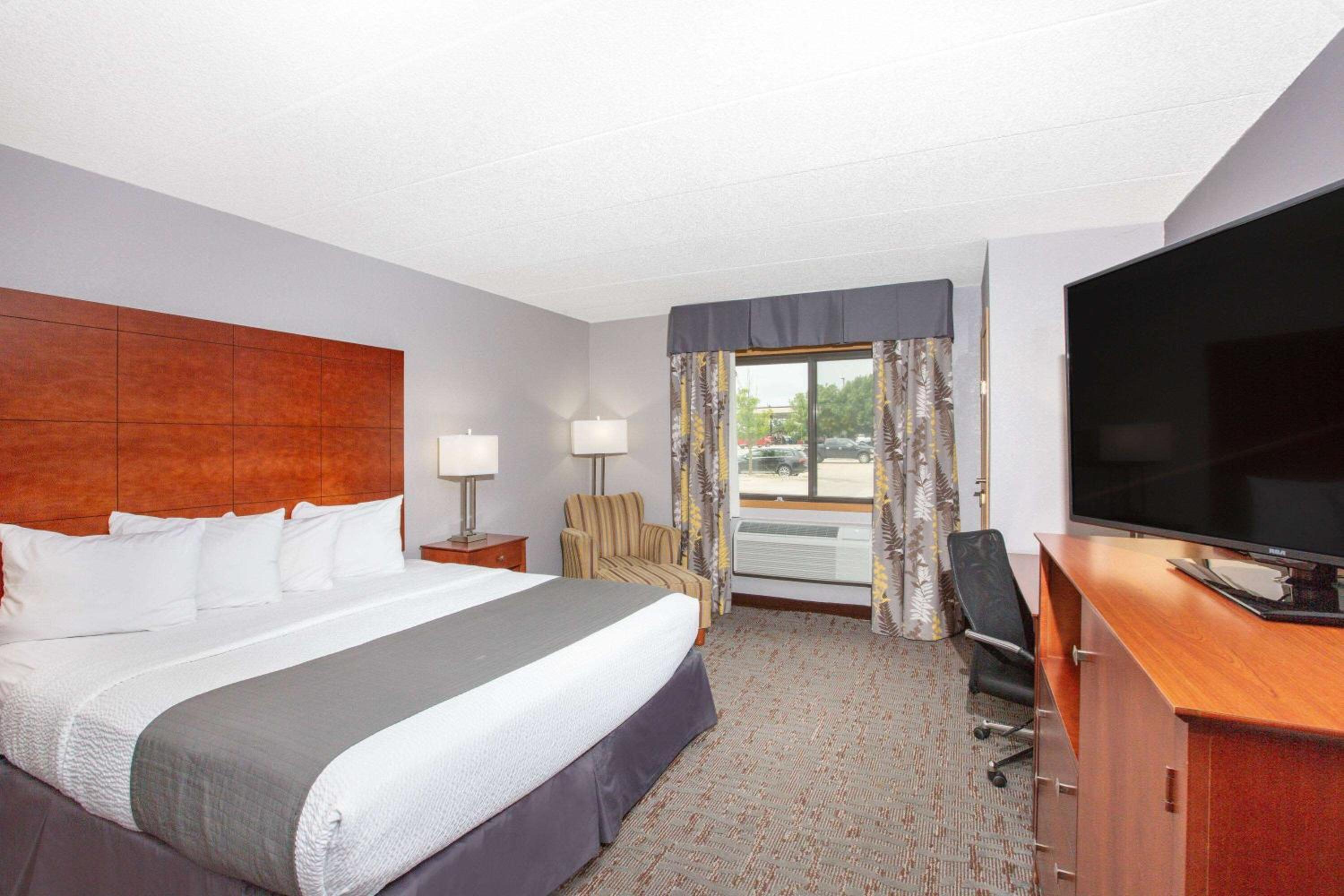 King Bed Suite - Non-Smoking photo 1