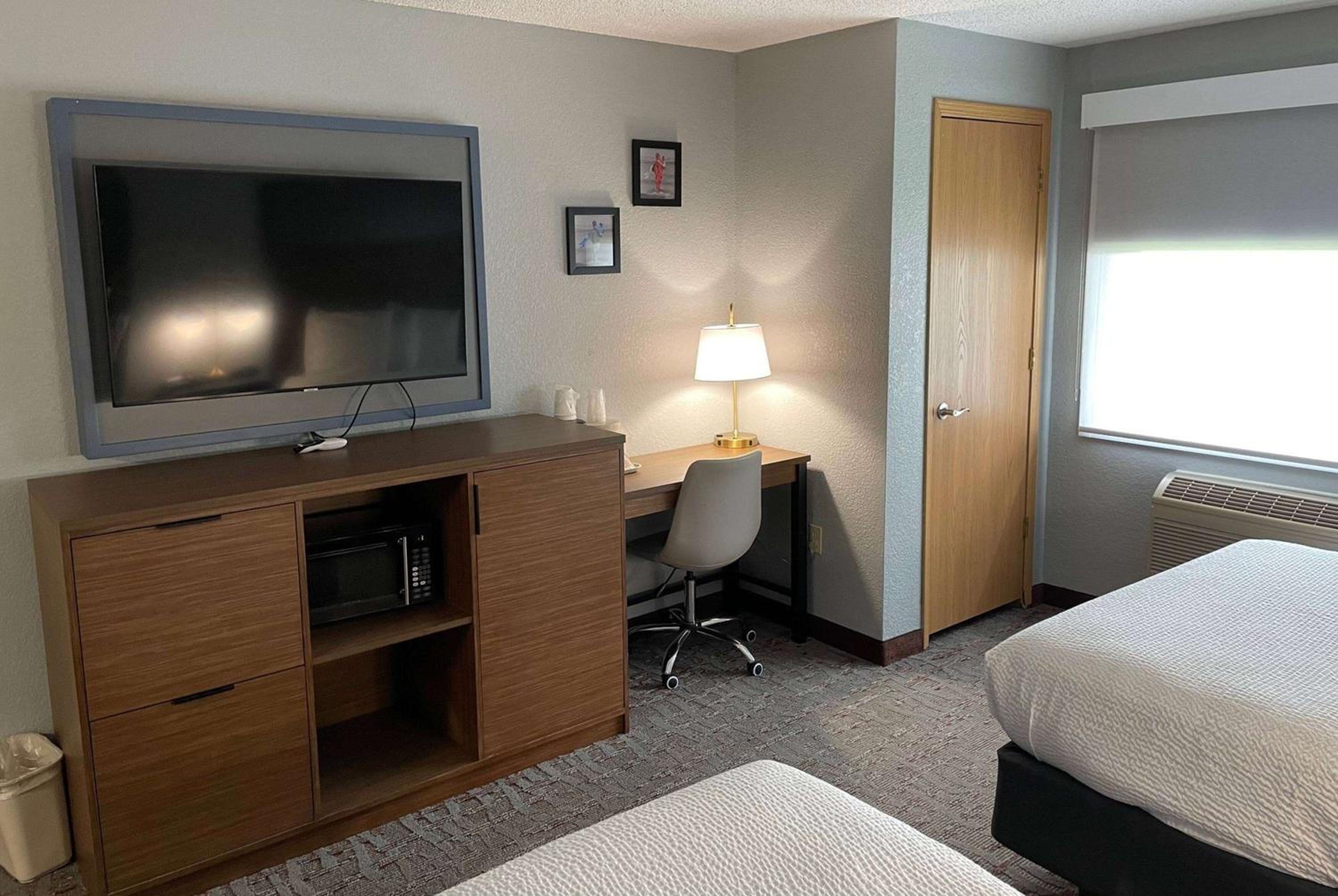 Queen Room with Two Queen Beds - Mobility Access/Non-Smoking photo 1