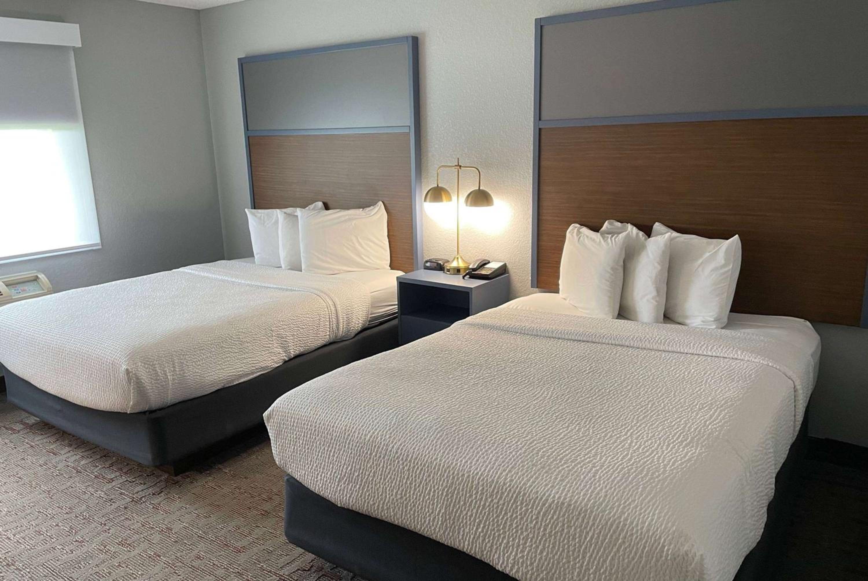 Queen Room with Two Queen Beds - Non-Smoking photo 1