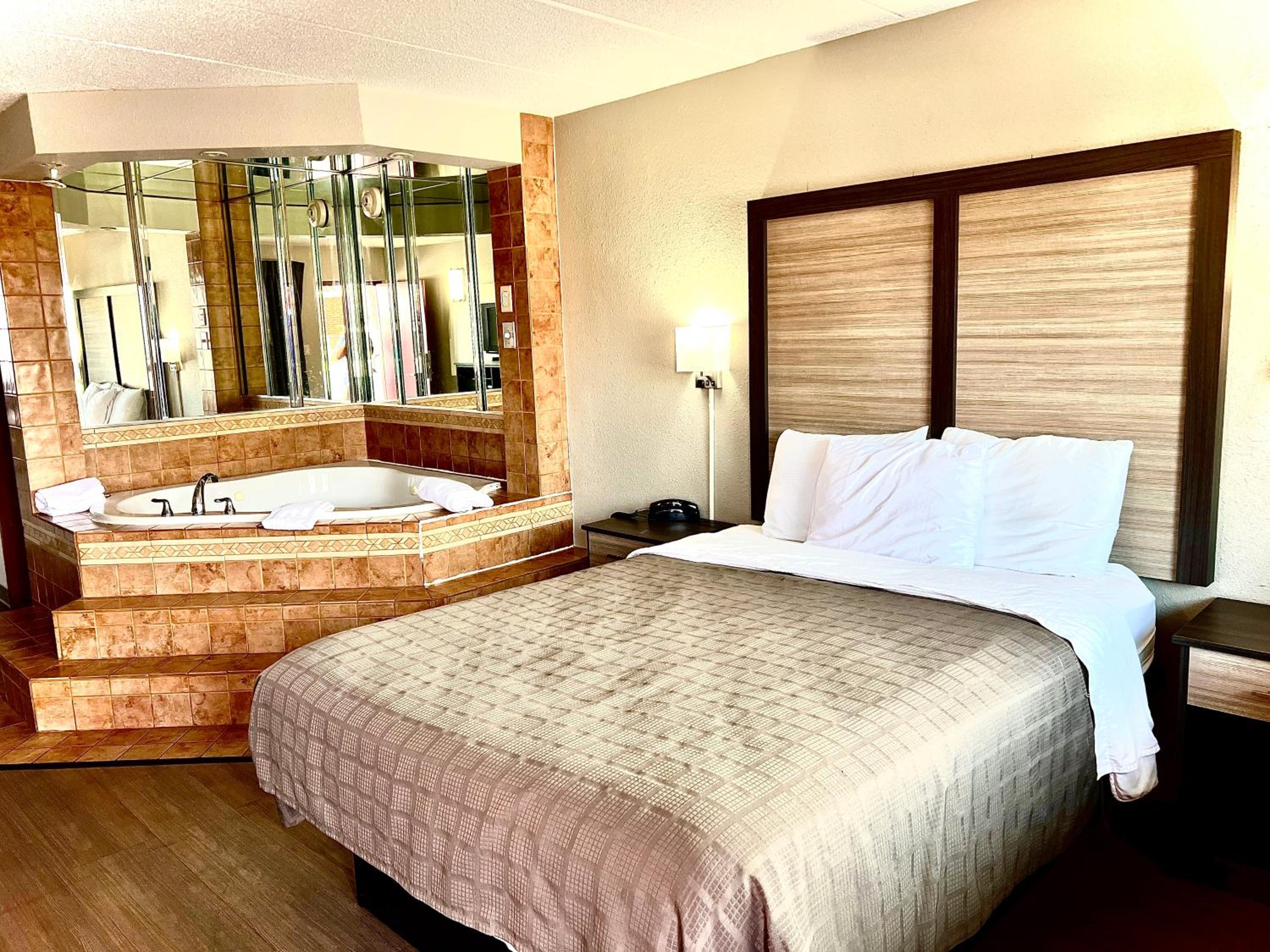 Suite with Hot Tub - Photo 1
