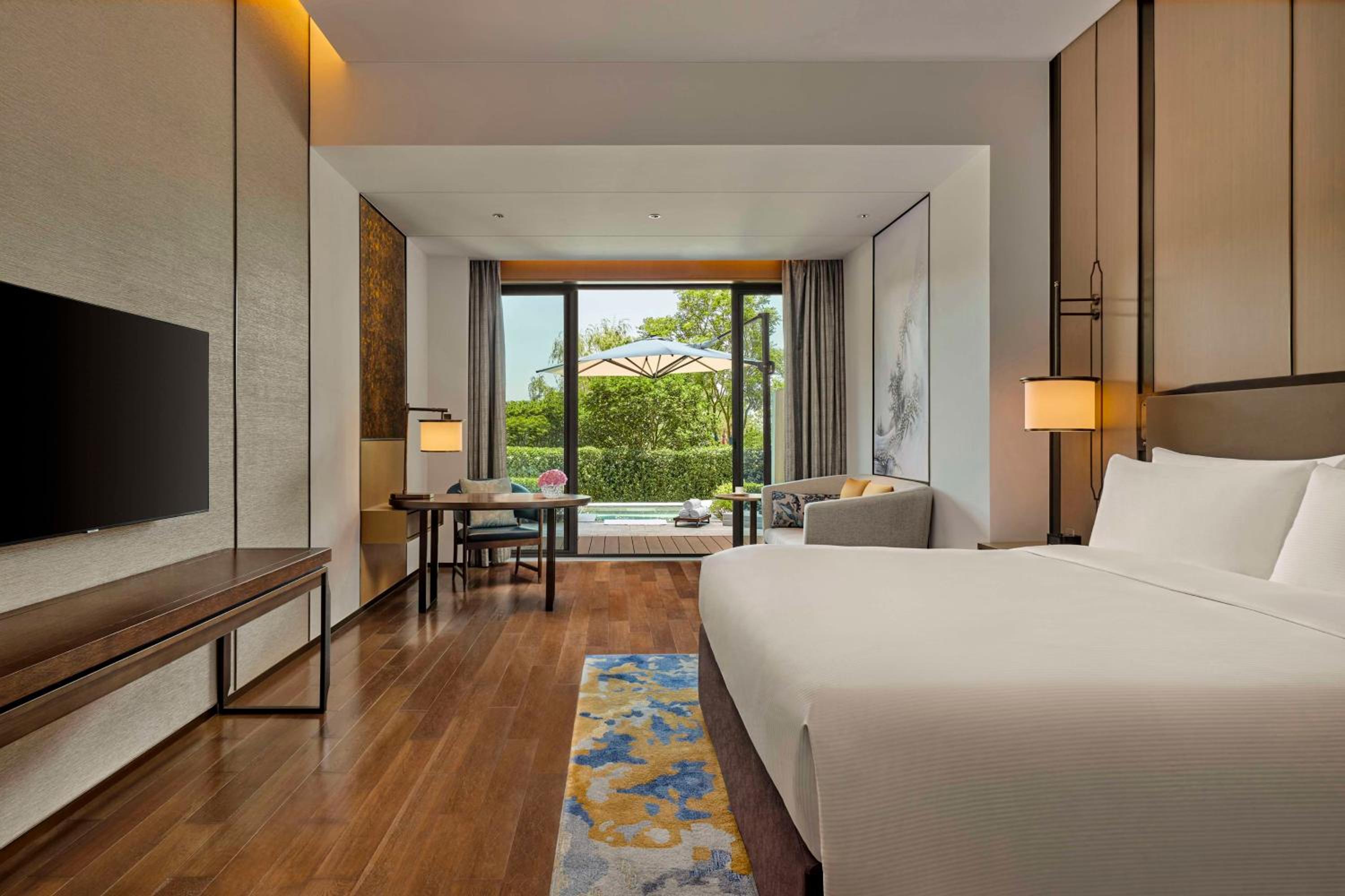 Deluxe King Room with Pool