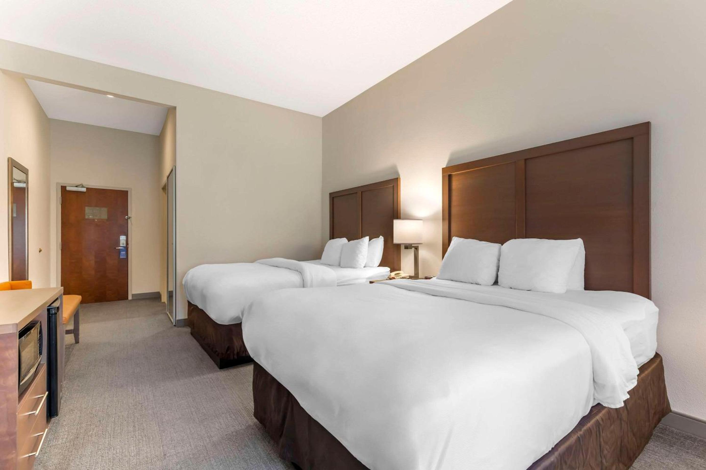 Standard Queen Room with Two Queen Beds - Non Smoking  - Photo 3