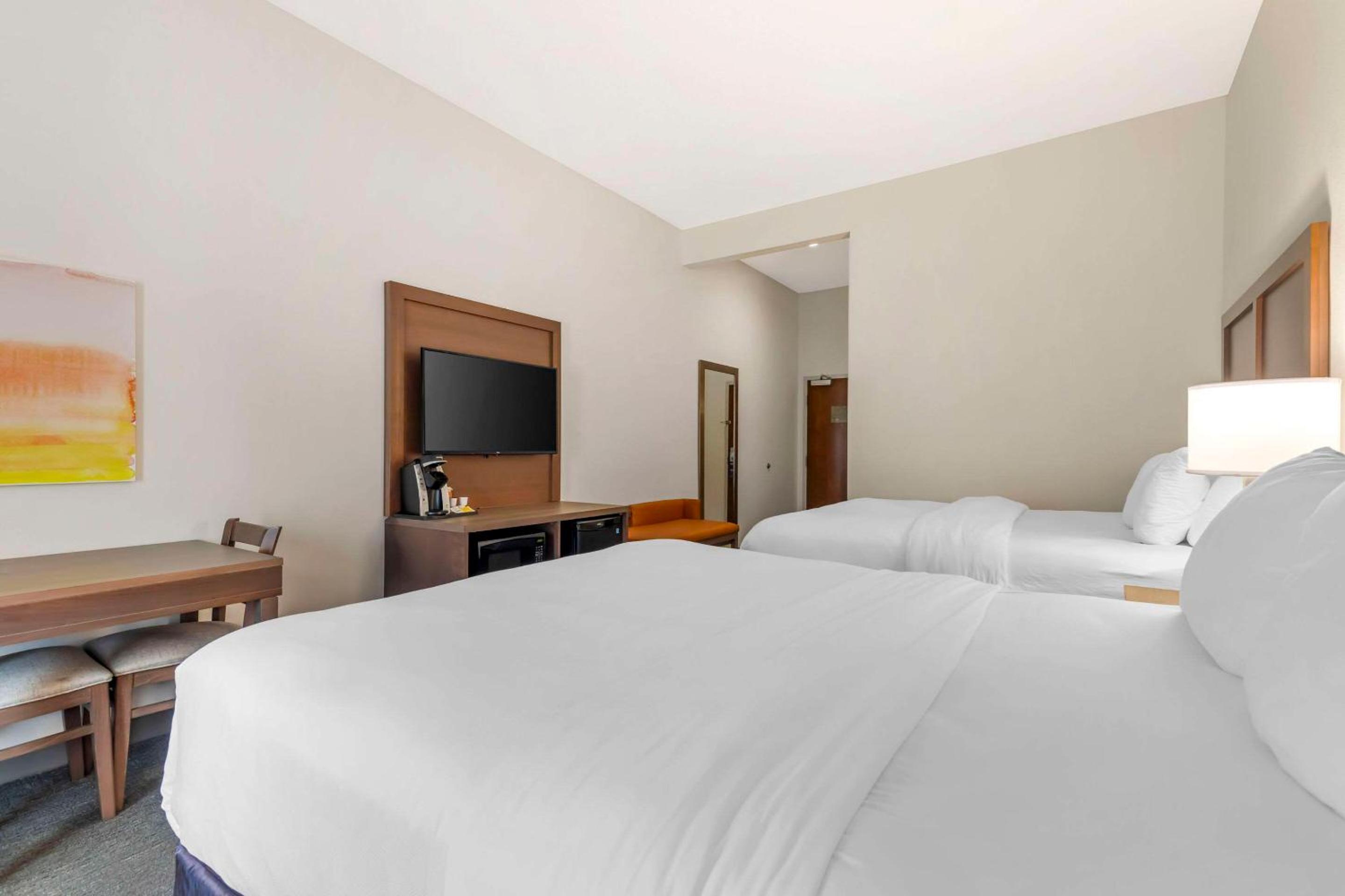 Standard Queen Room with Two Queen Beds - Non Smoking  - Photo 2