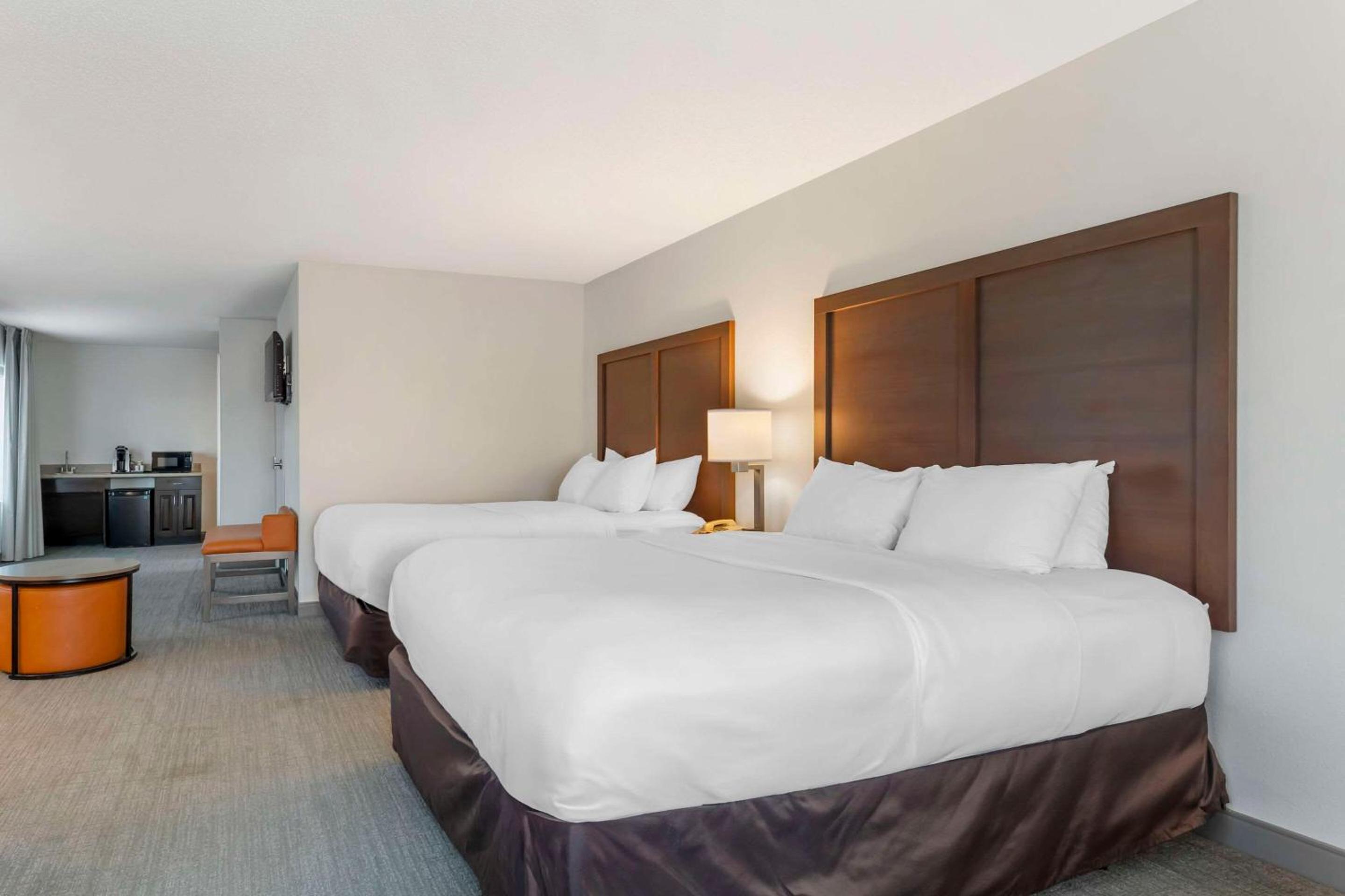 Queen Suite with Two Queen Beds and Sofa Bed - Non Smoking - Photo 1