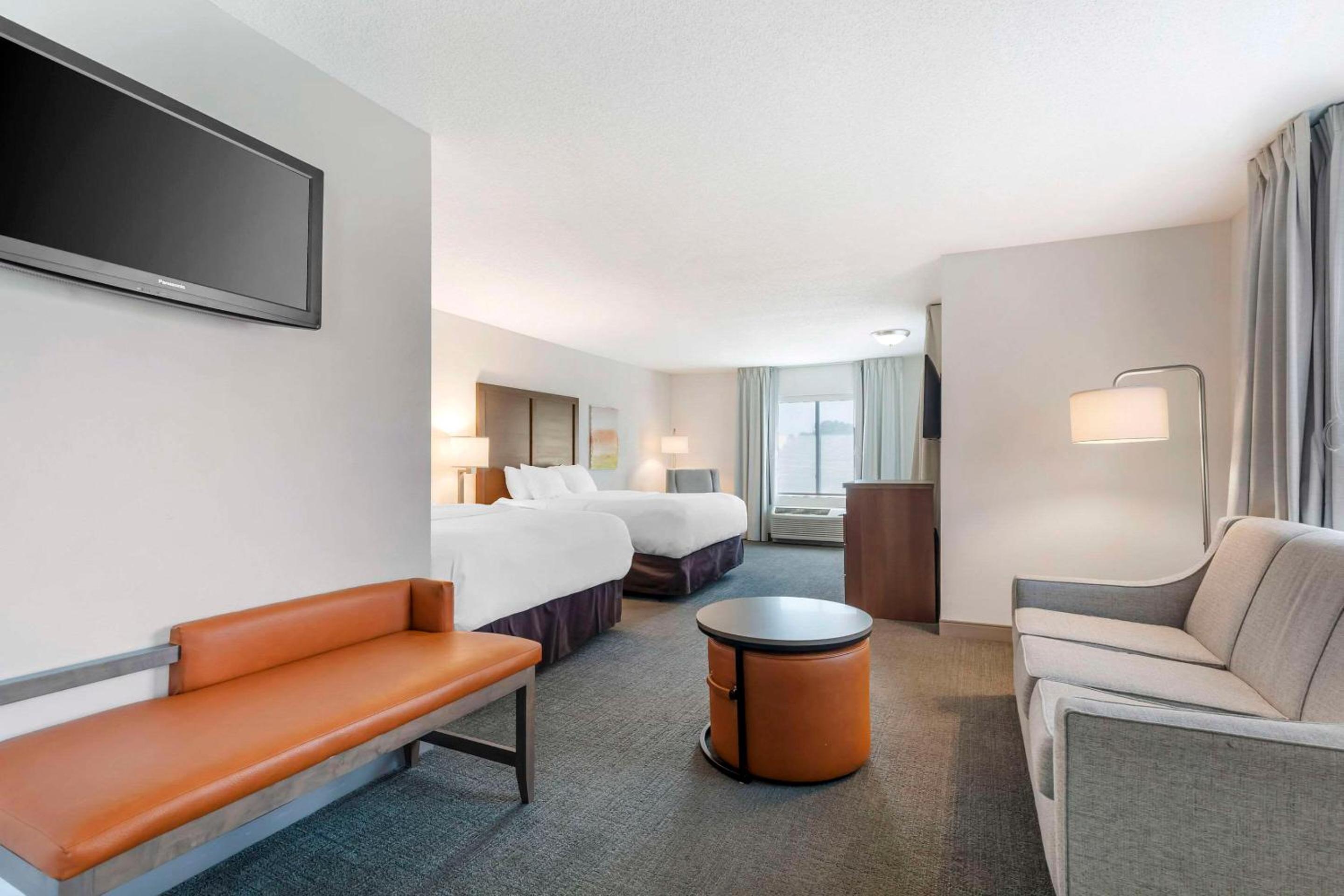 Queen Suite with Two Queen Beds and Sofa Bed - Non Smoking - Photo 2