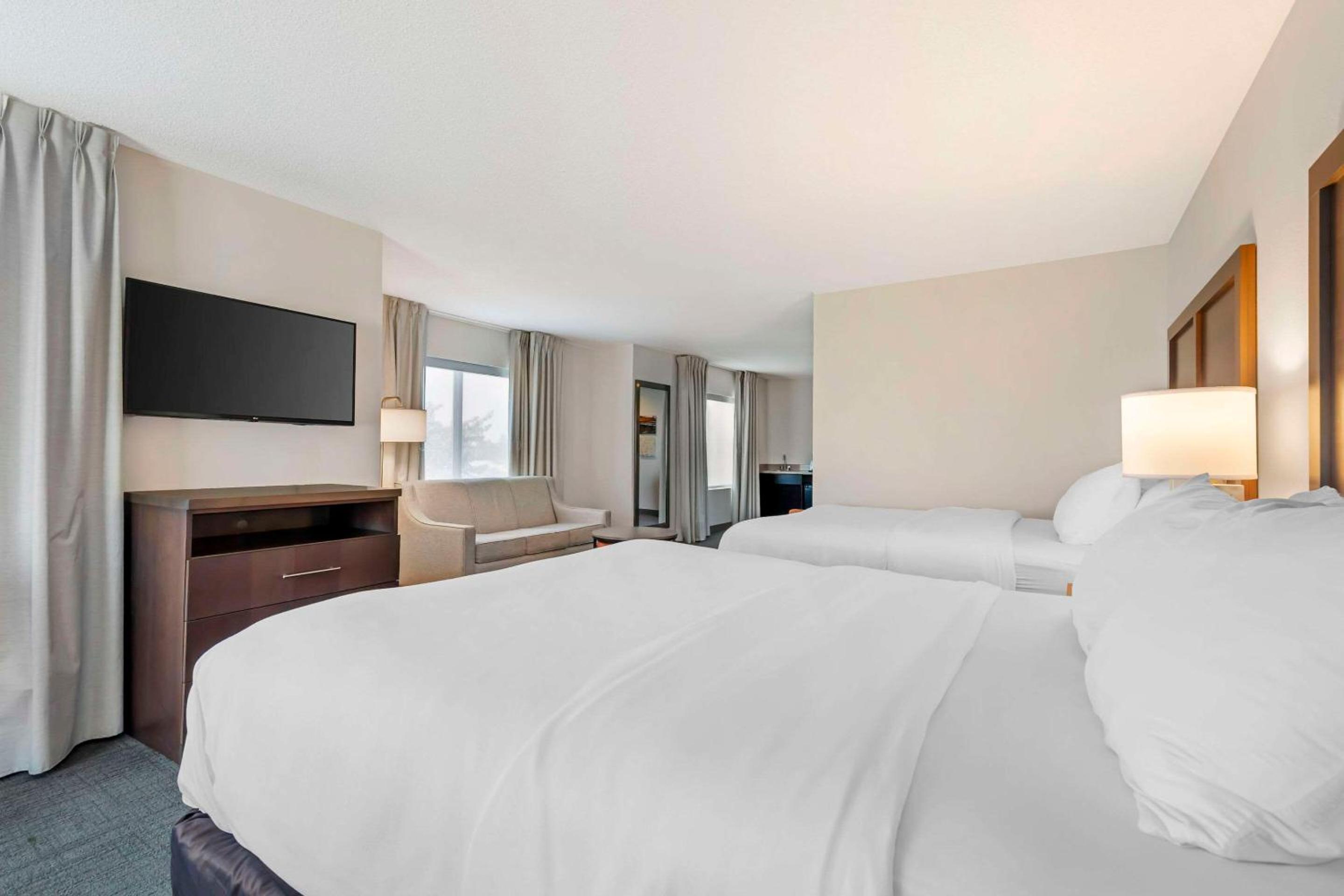 Queen Suite with Two Queen Beds and Sofa Bed - Non Smoking - Photo 3
