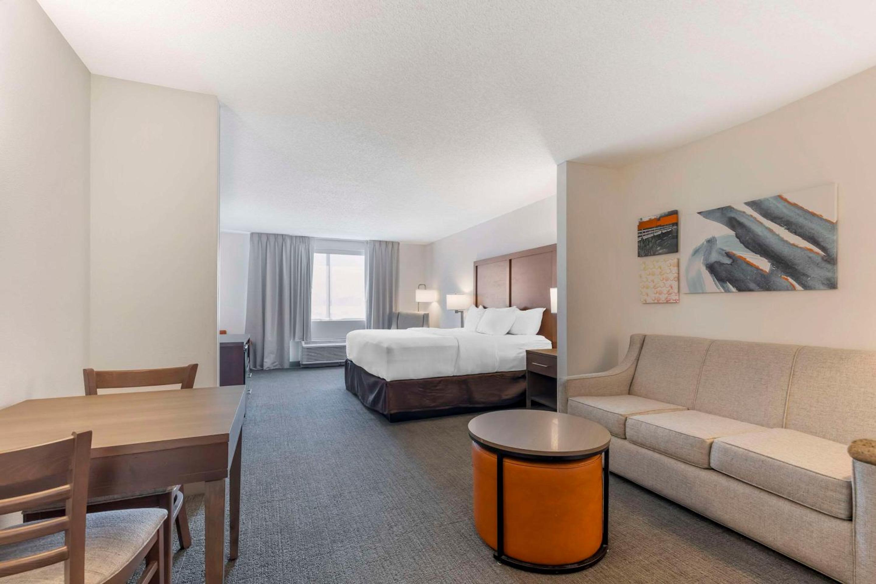 King Suite with Sofa Bed - Non Smoking - Photo 2