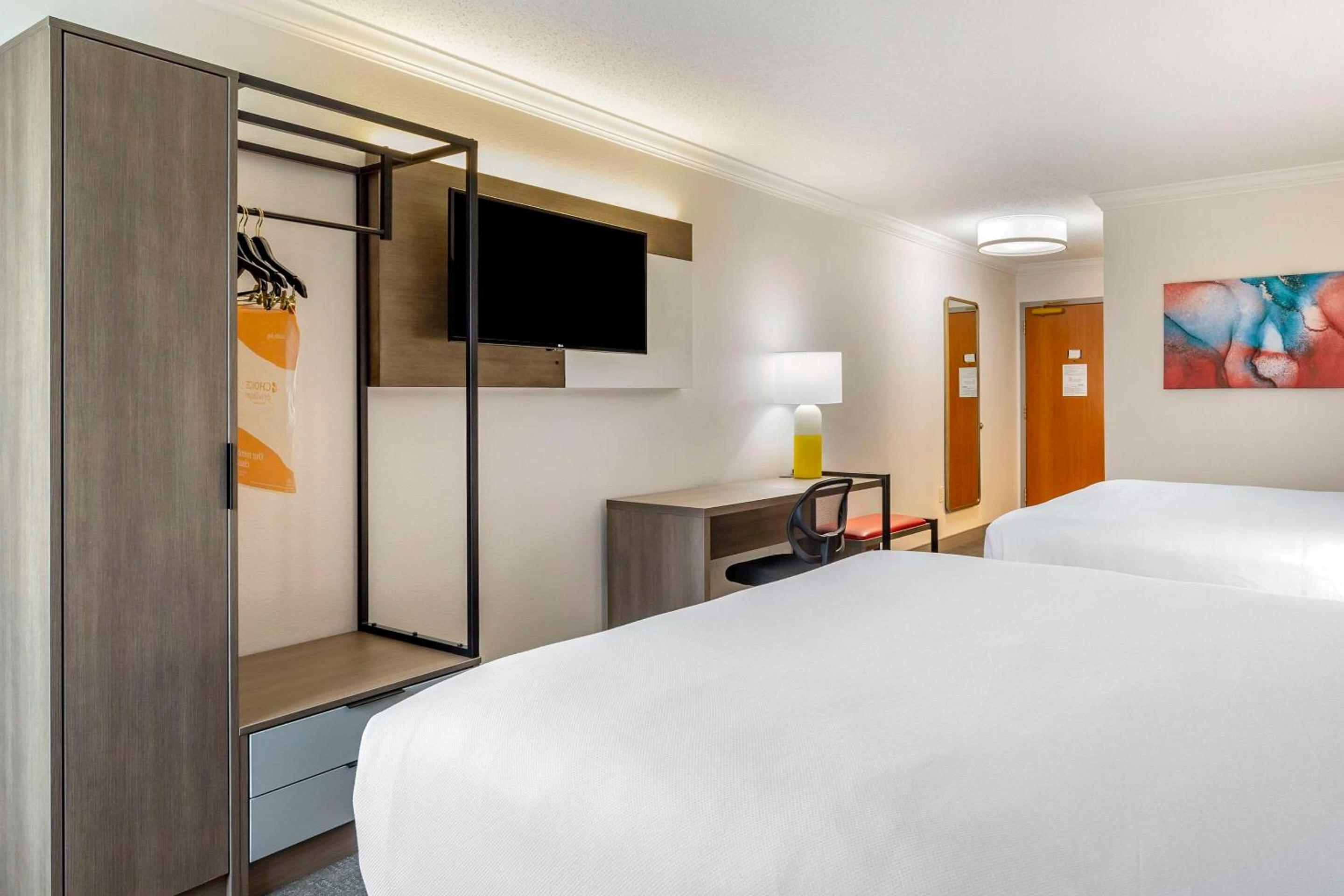 Standard Queen Room with Two Queen Beds - Non Smoking  - Photo 3
