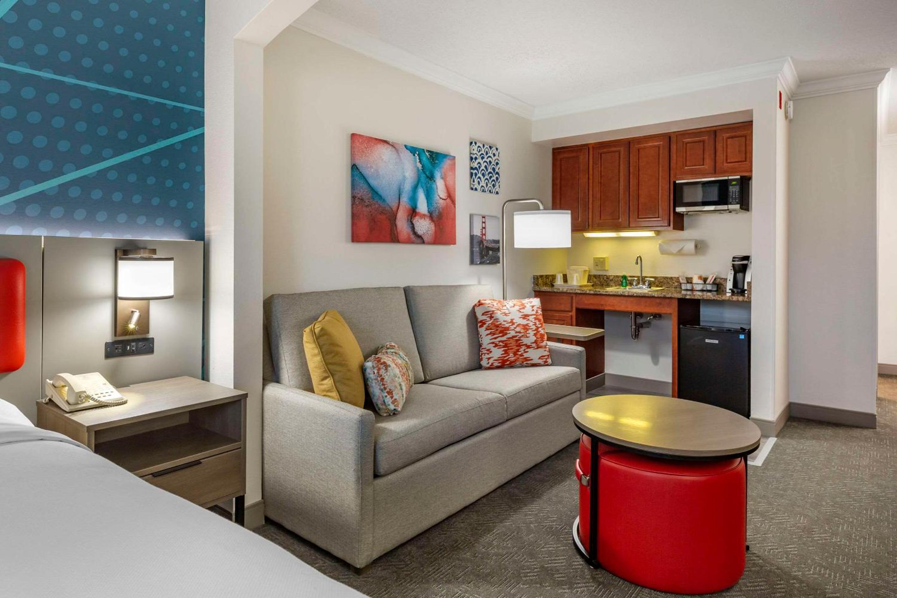 King Suite with Sofa Bed - Non Smoking - Photo 3