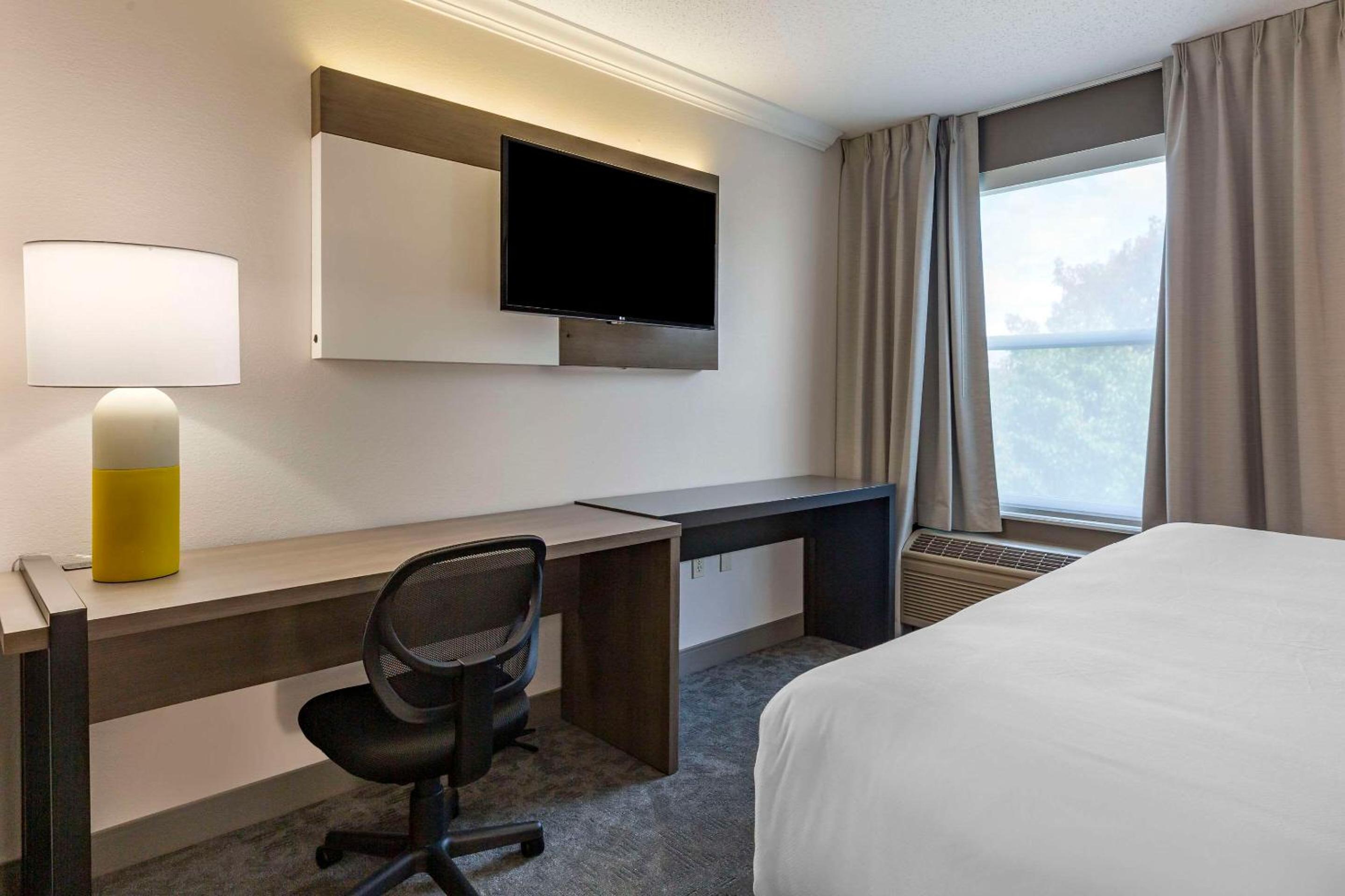 Standard King Room - Non Smoking - Photo 4