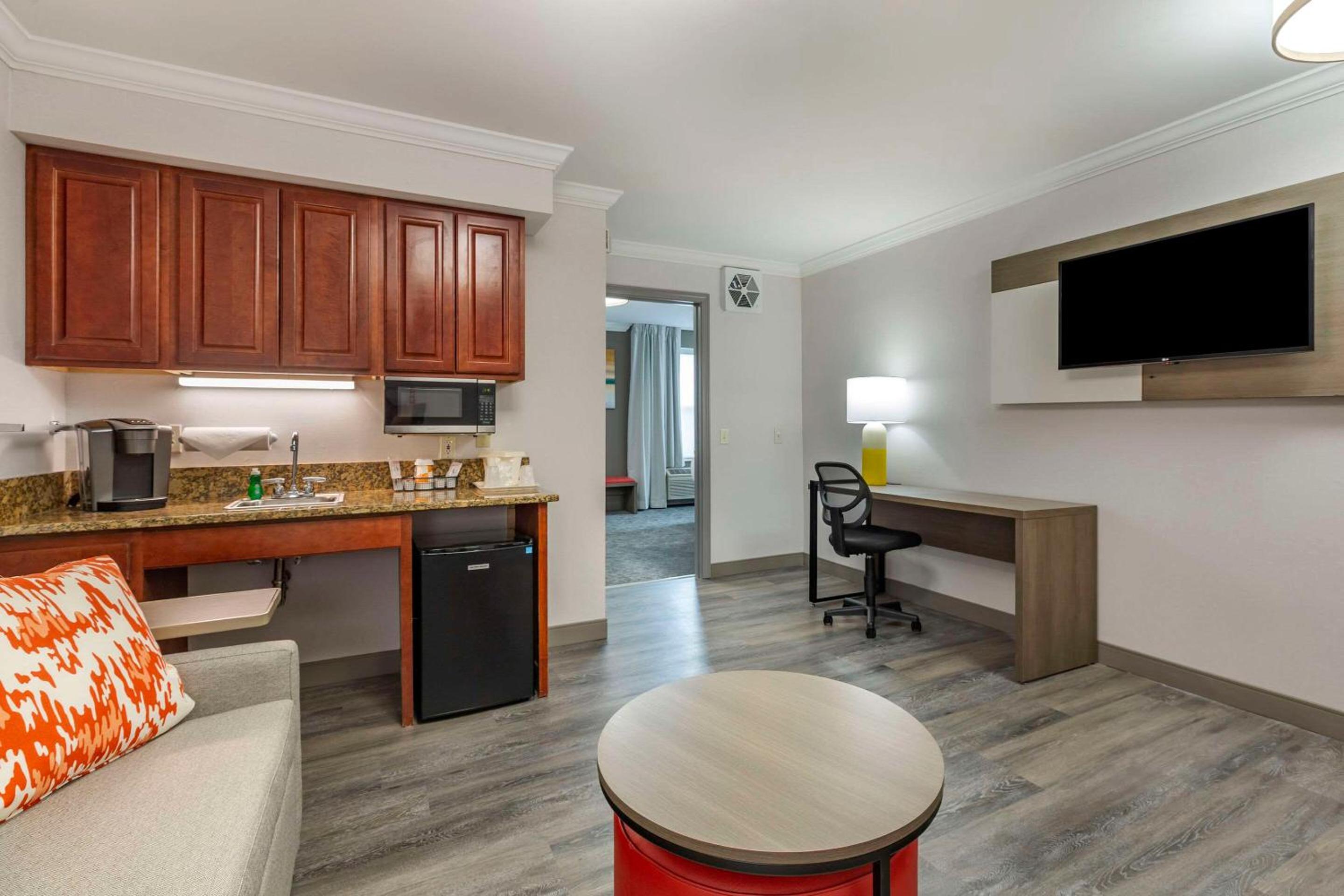 Accessible King Suite with Sofabed - Non Smoking - Photo 4