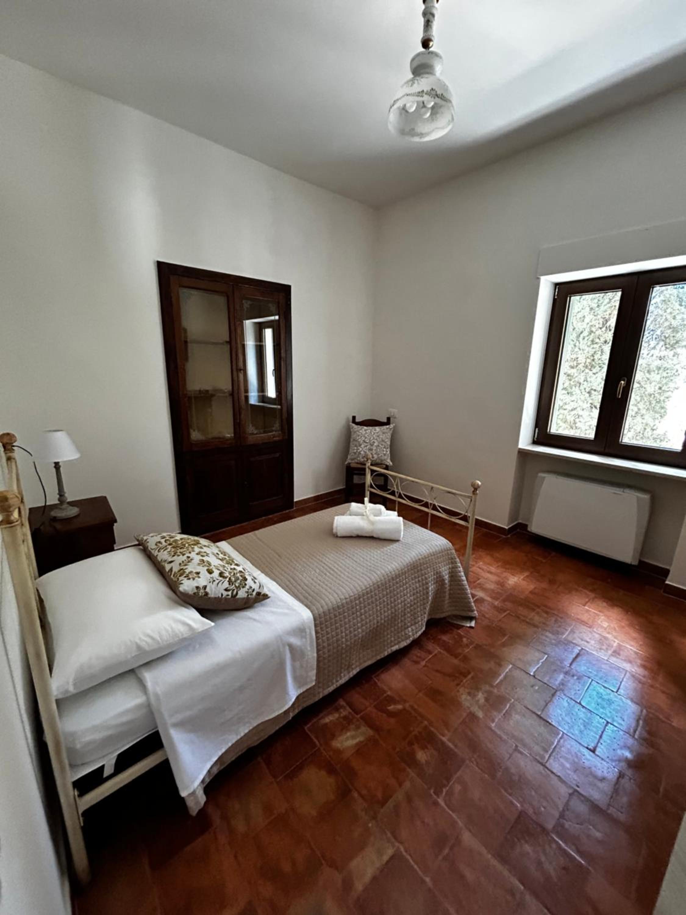 Single Room with Shared Bathroom photo 3