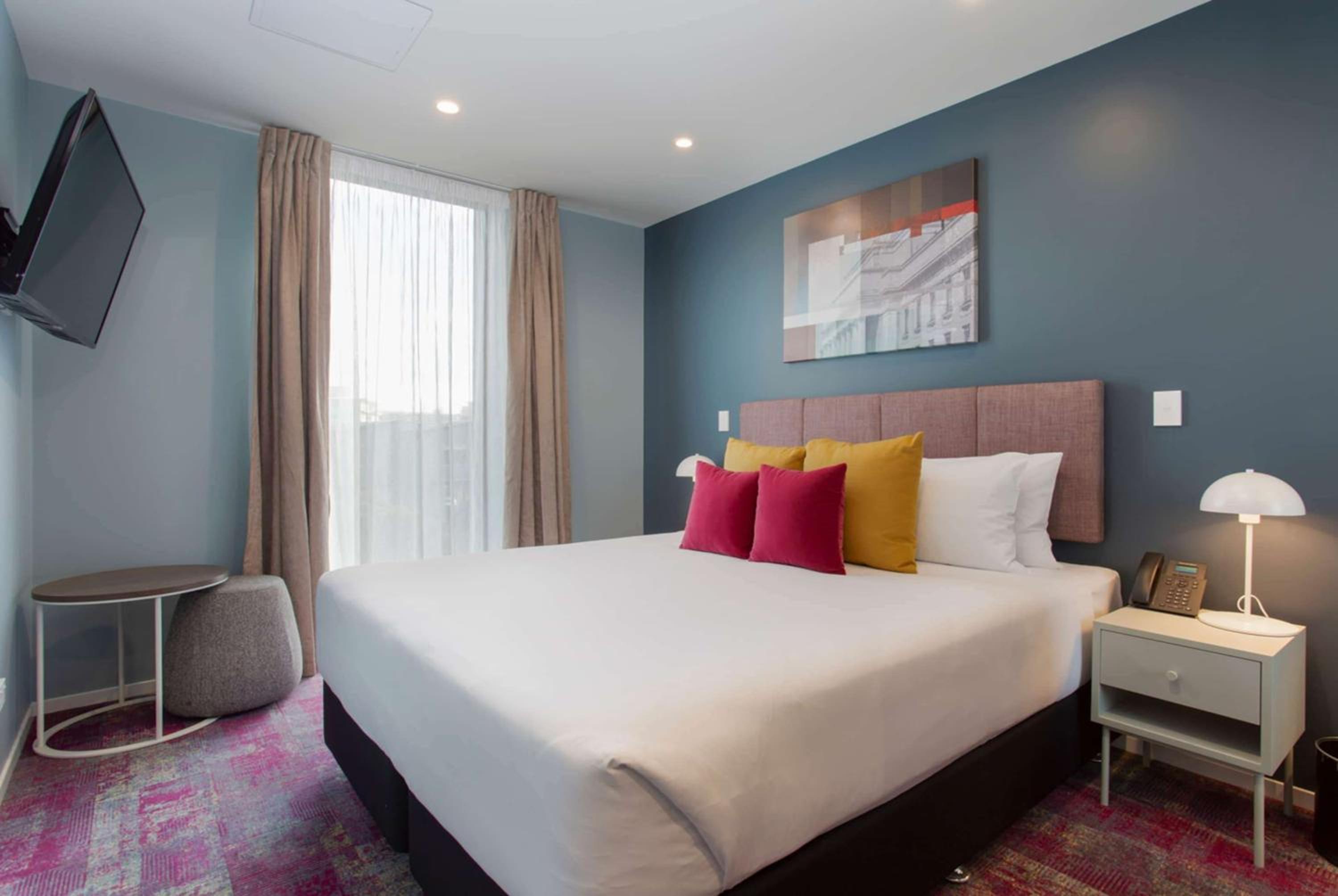 Hotel Room - Photo 1