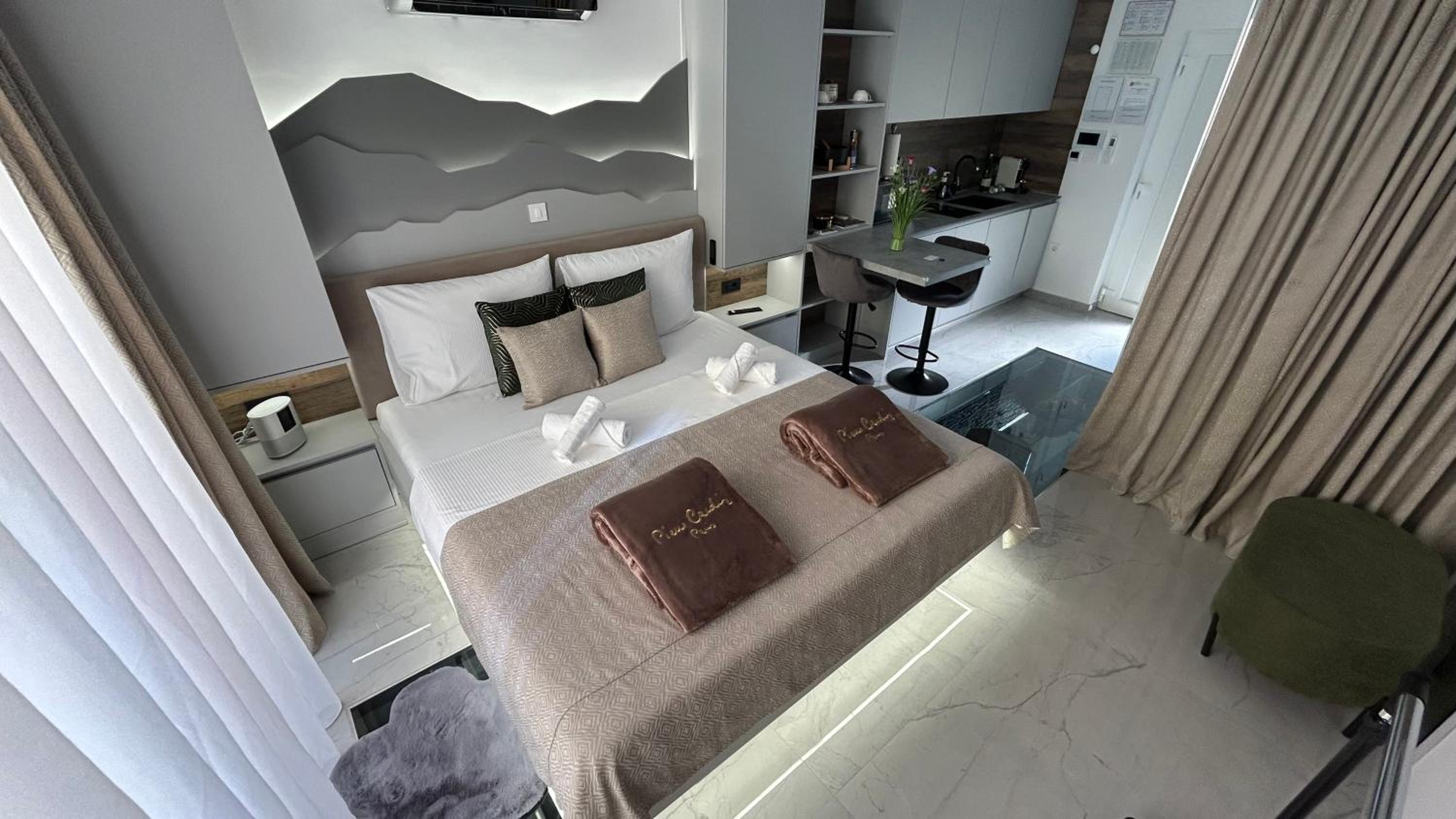 Deluxe Suite with Spa Bath photo 1