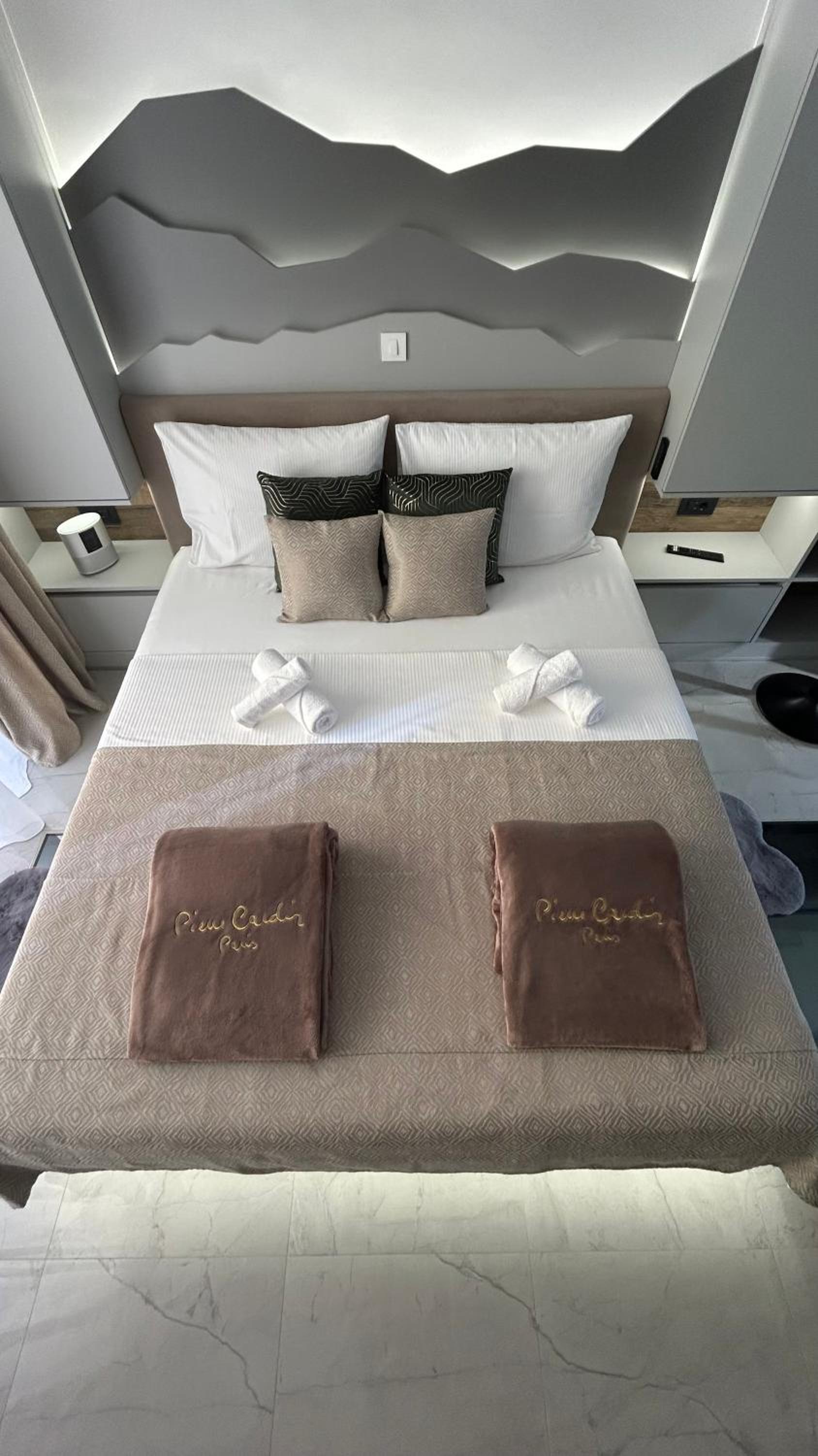 Deluxe Suite with Spa Bath photo 2