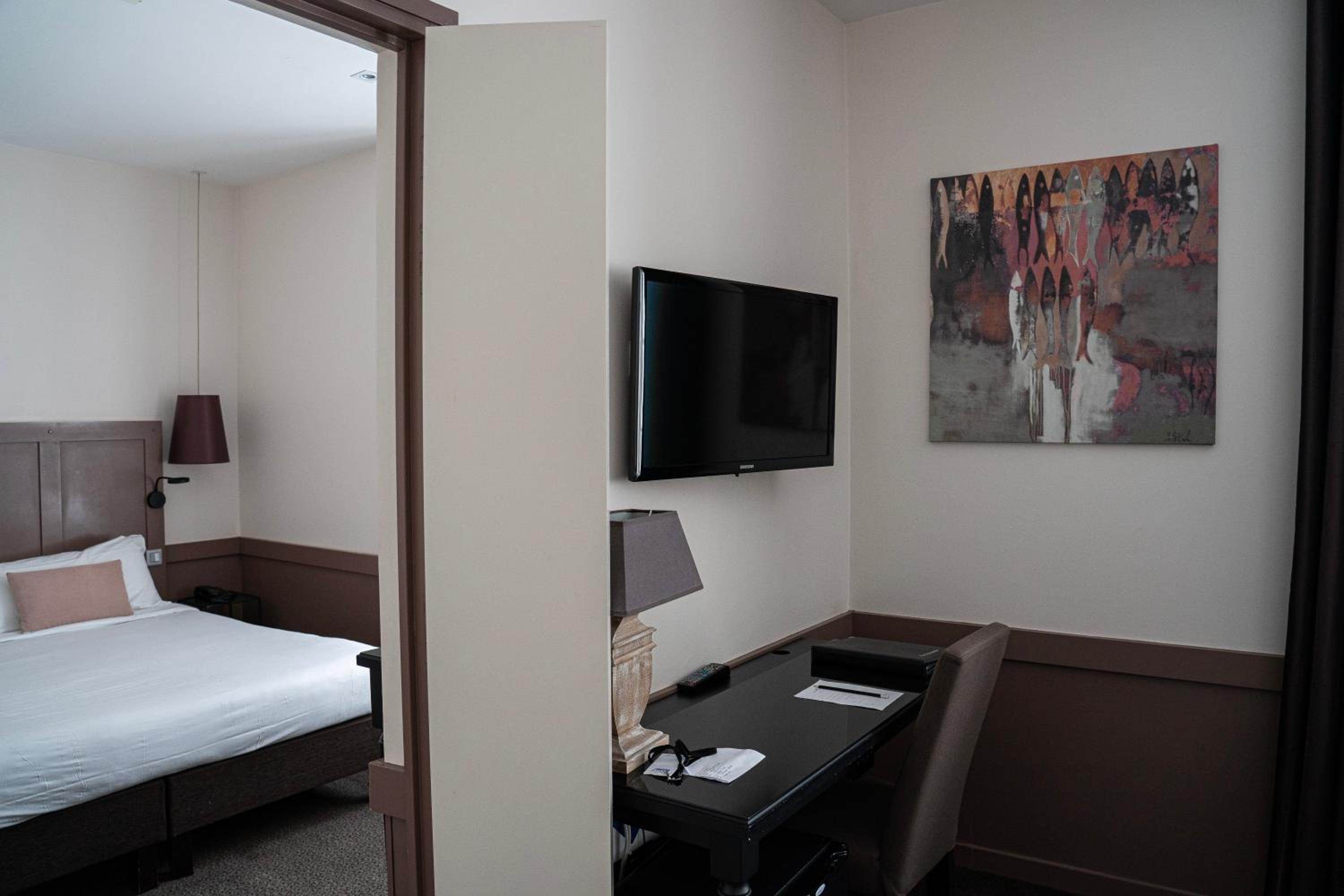 Suite - Photo 1