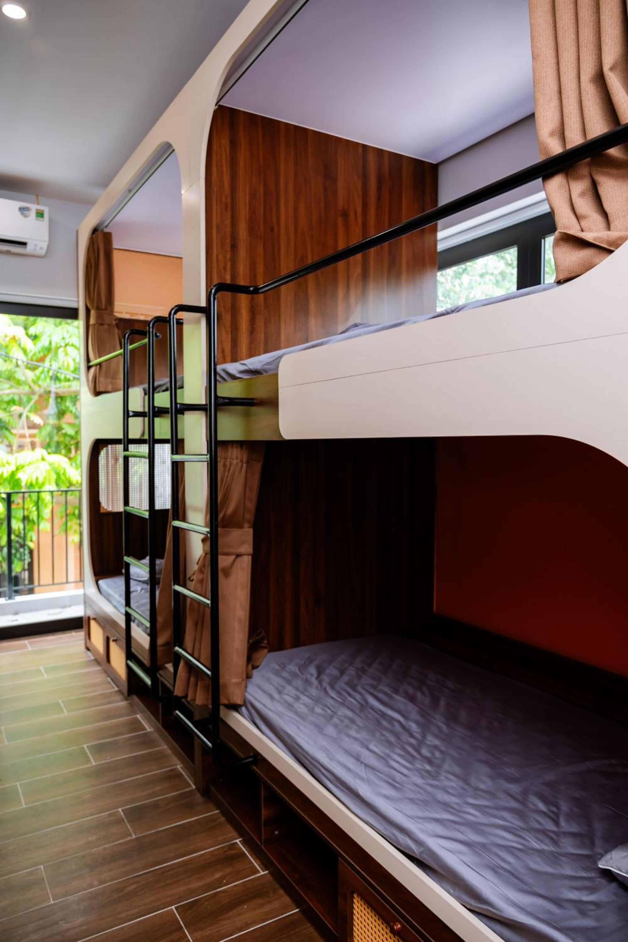 Single Bed in Mixed Dormitory Room