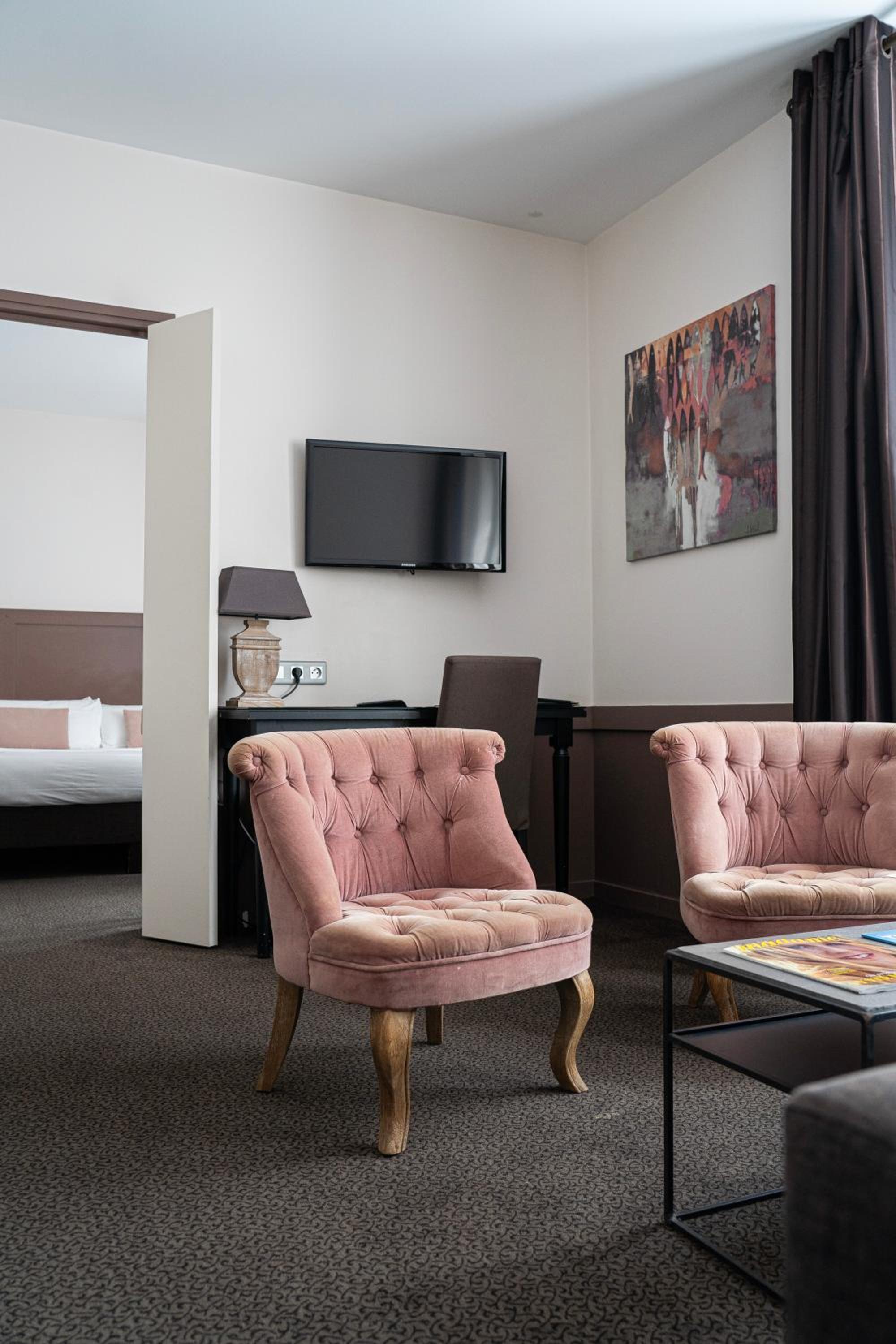 Suite - Photo 2