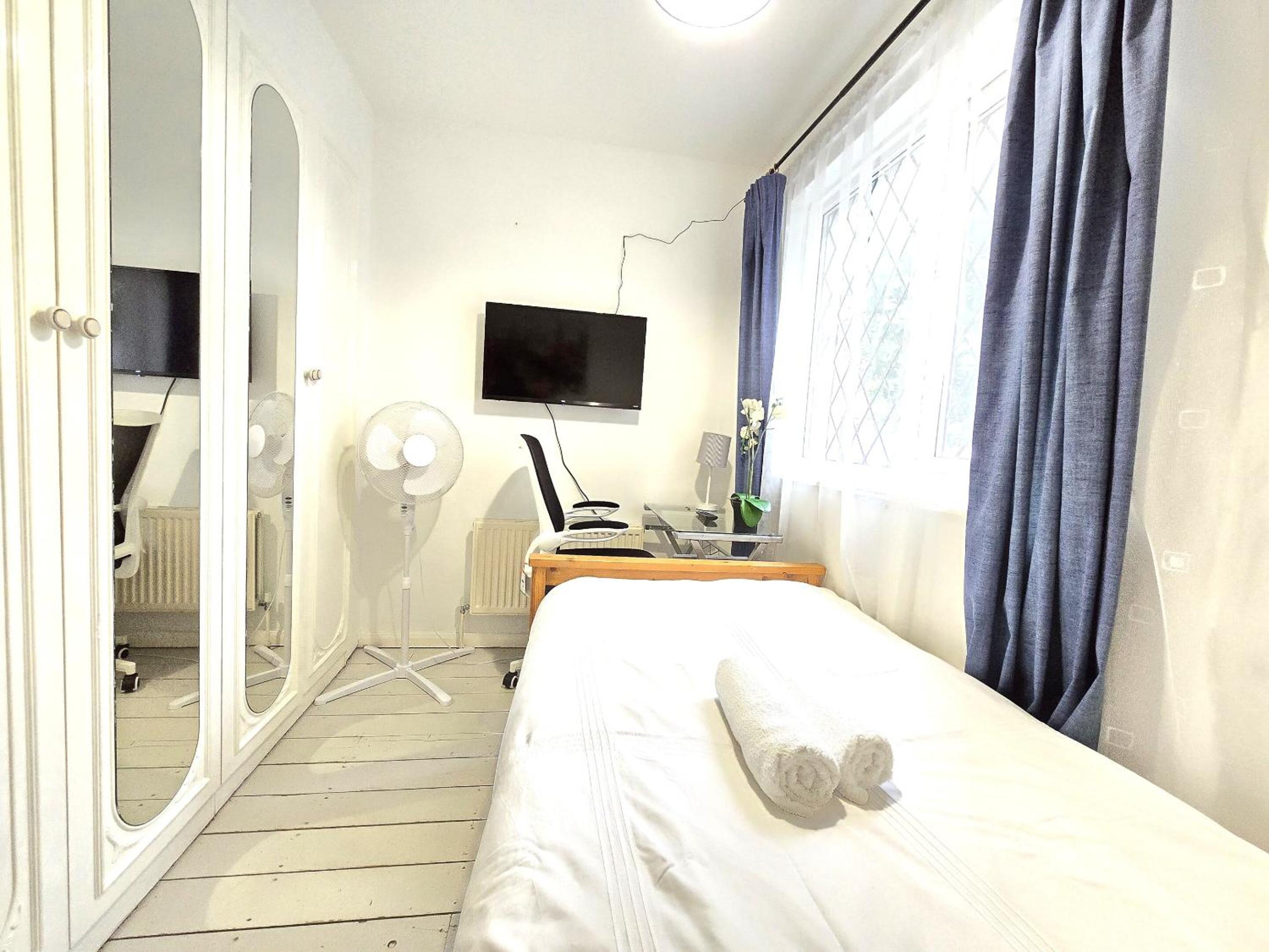 Single Room with Private Bathroom photo 1
