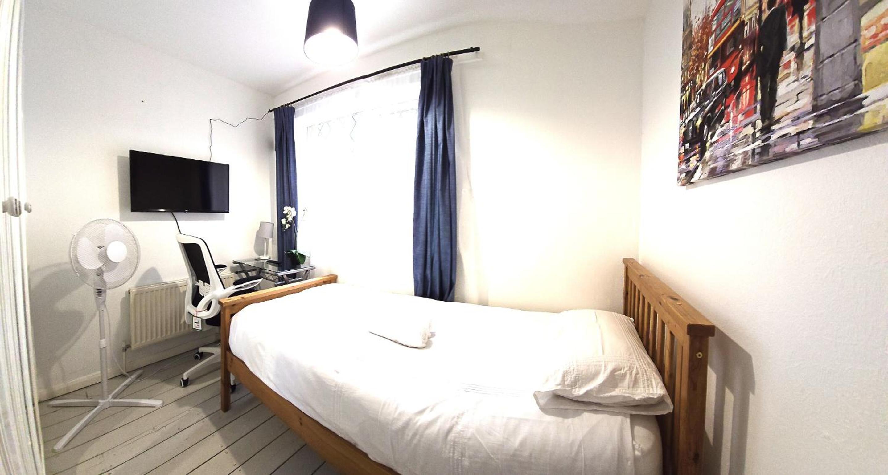 Single Room with Private Bathroom photo 2
