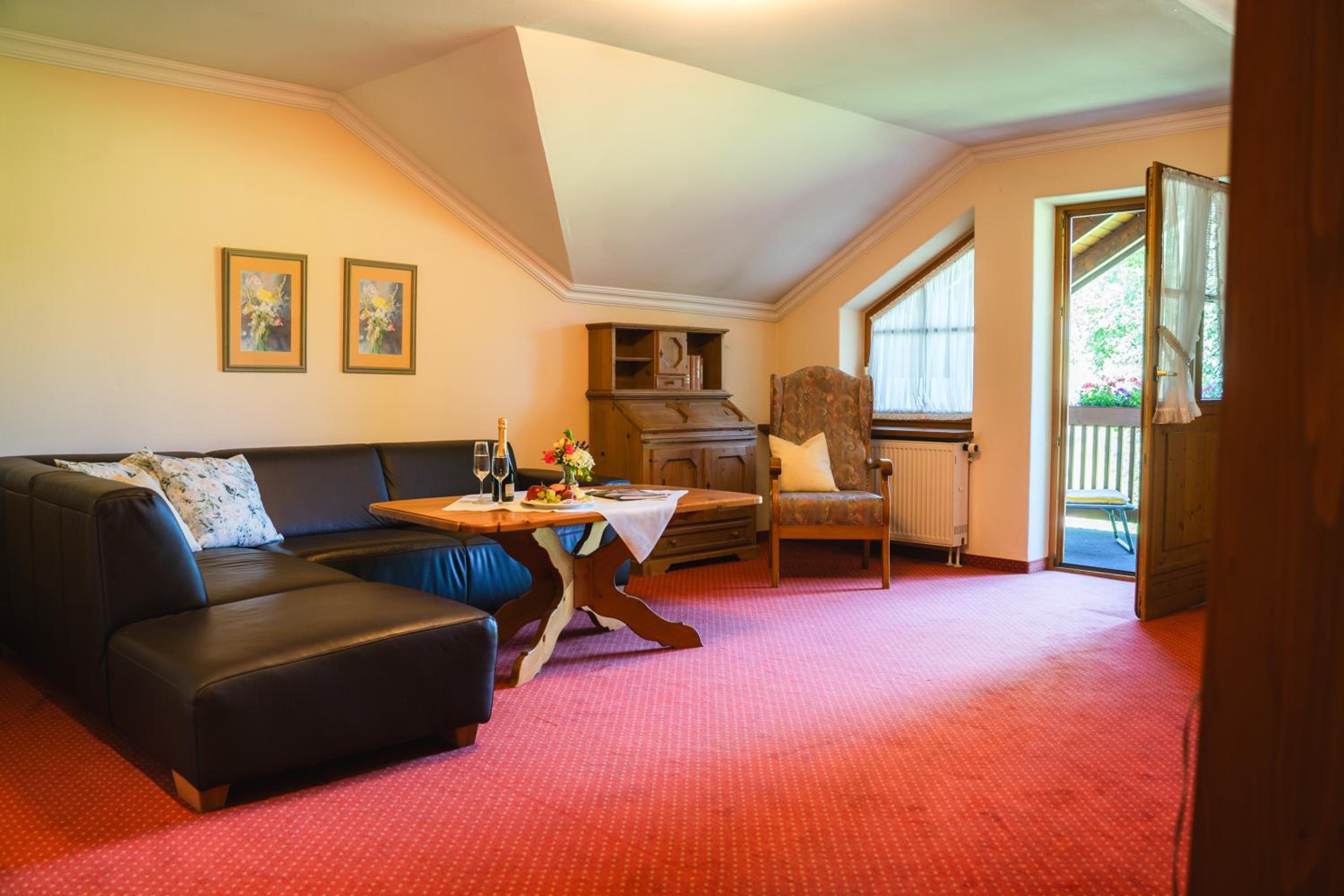Suite - Photo 1