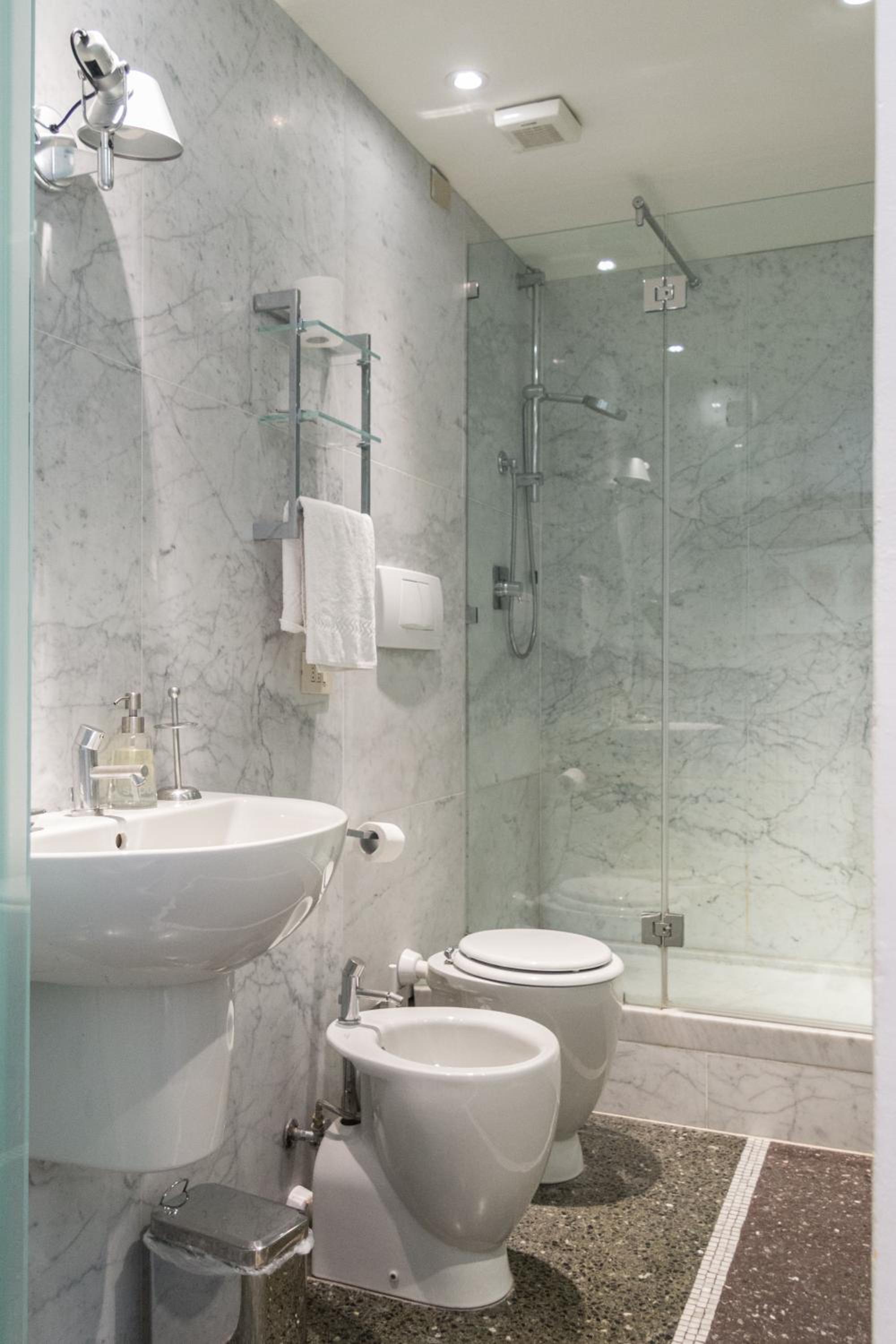 Double Room (1 Adult) - Photo 8