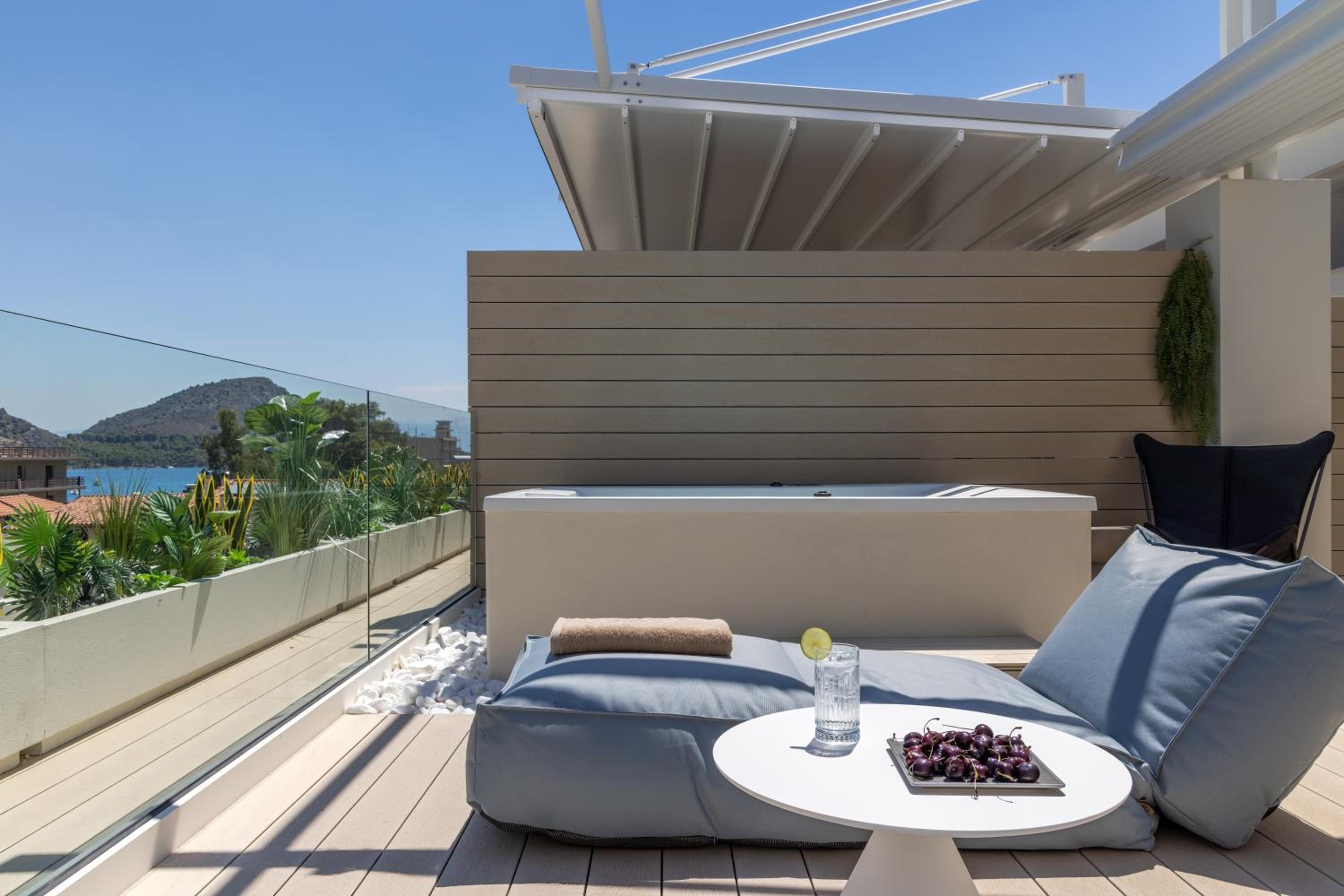 Signature Suite with Outdoor Jacuzzi photo 3
