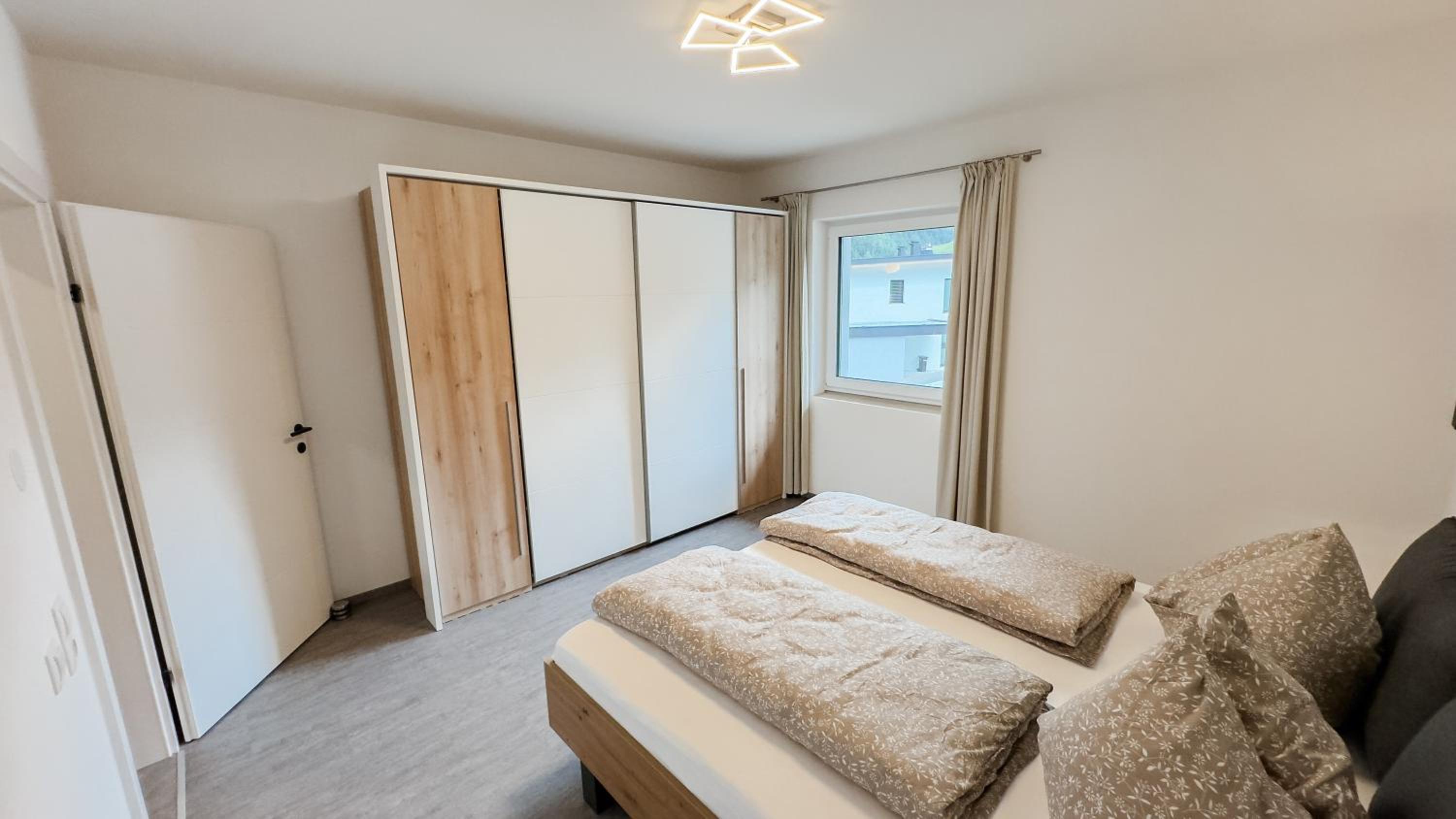 Three-Bedroom Apartment with Mountain View photo 3