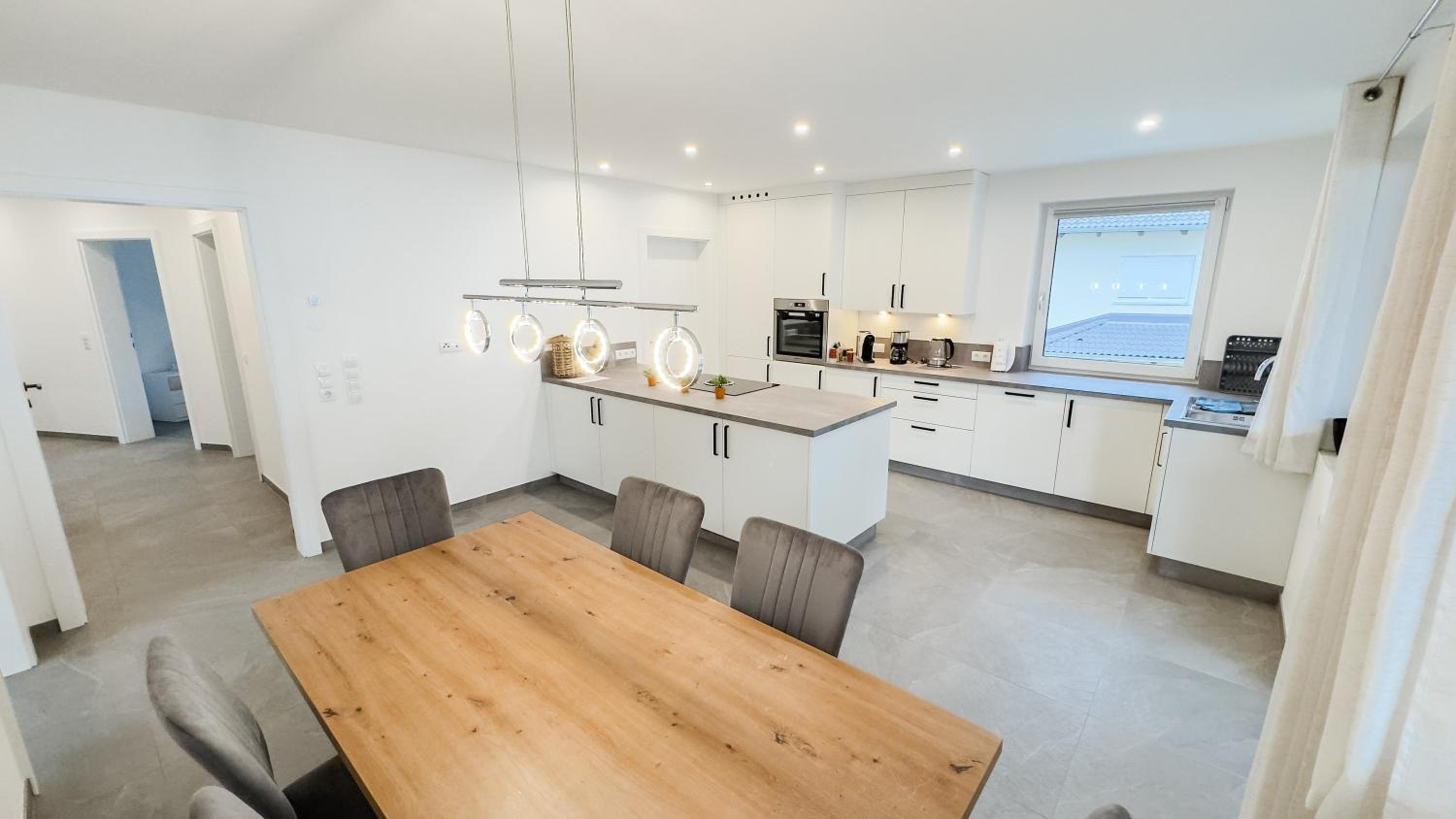 Three-Bedroom Apartment with Mountain View photo 2