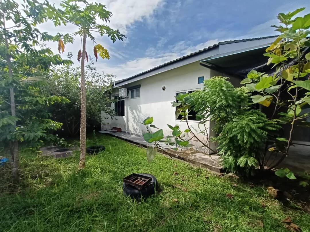 Three-Bedroom House photo 2