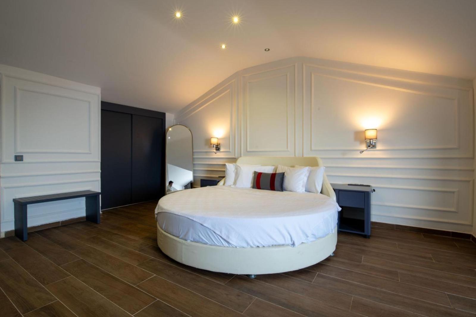 Deluxe Room with Jetted Tub