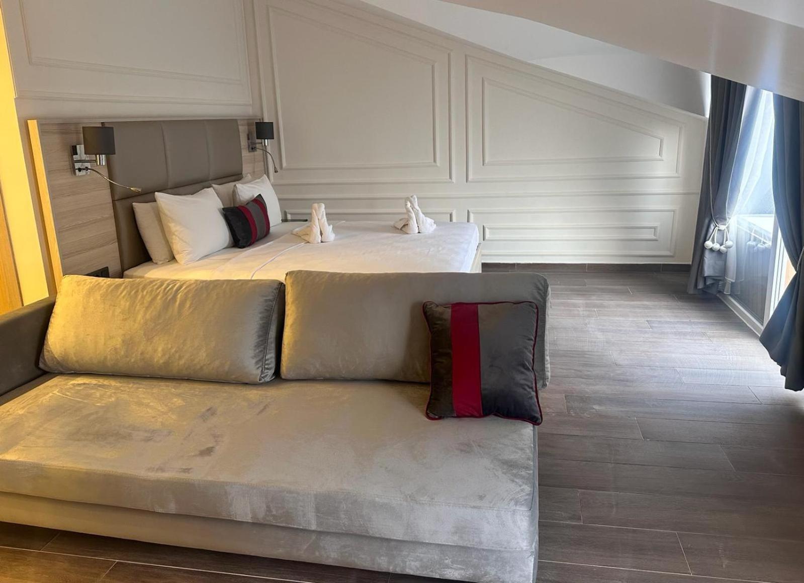 Deluxe Room with Jetted Tub photo 2