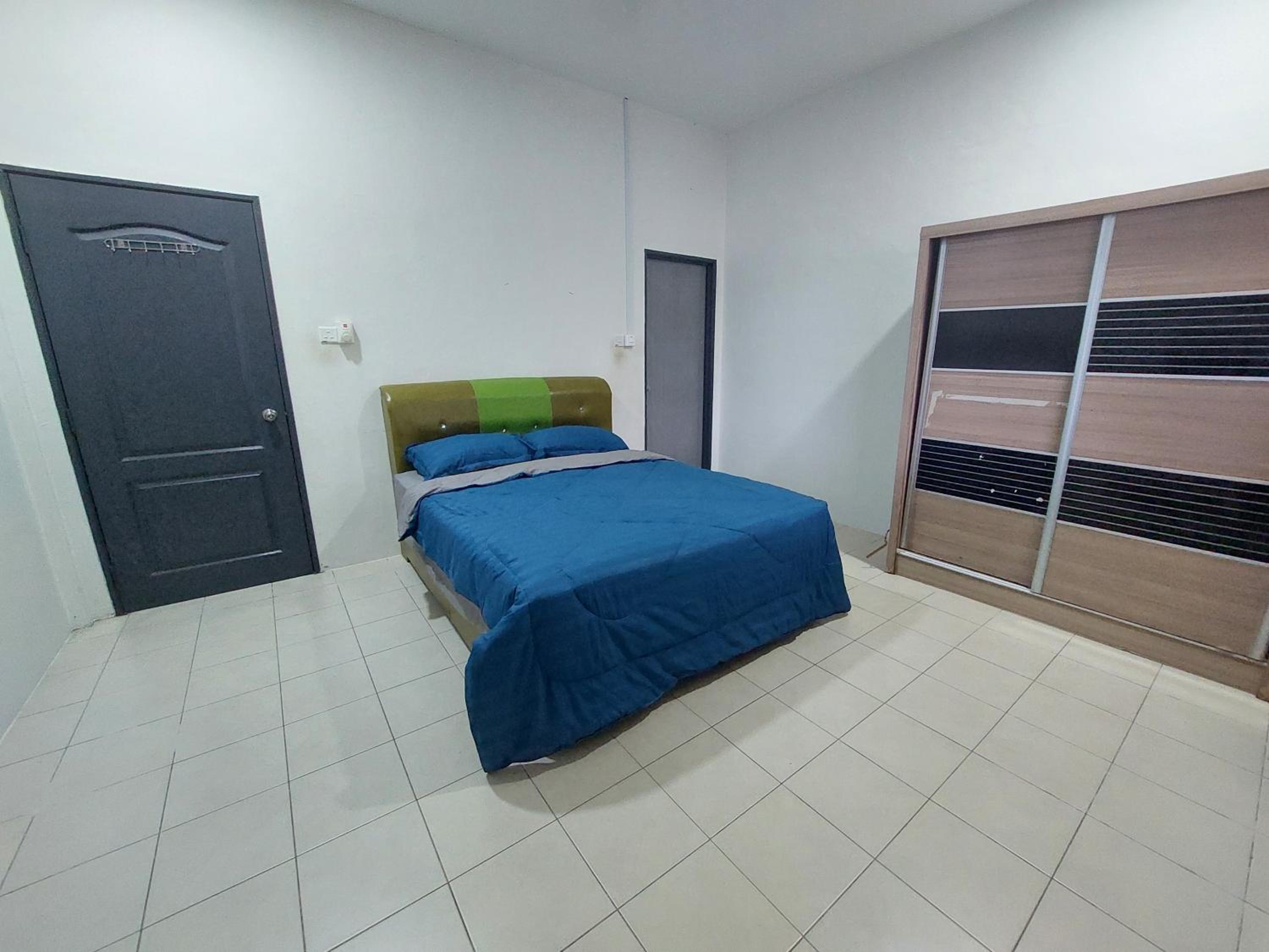 Three-Bedroom House photo 3