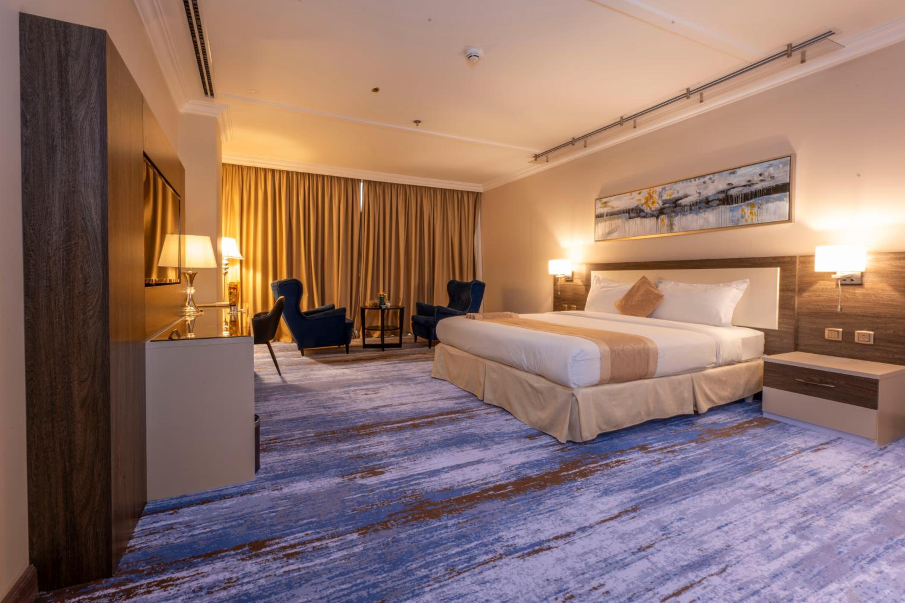 Deluxe King Suite photo 1