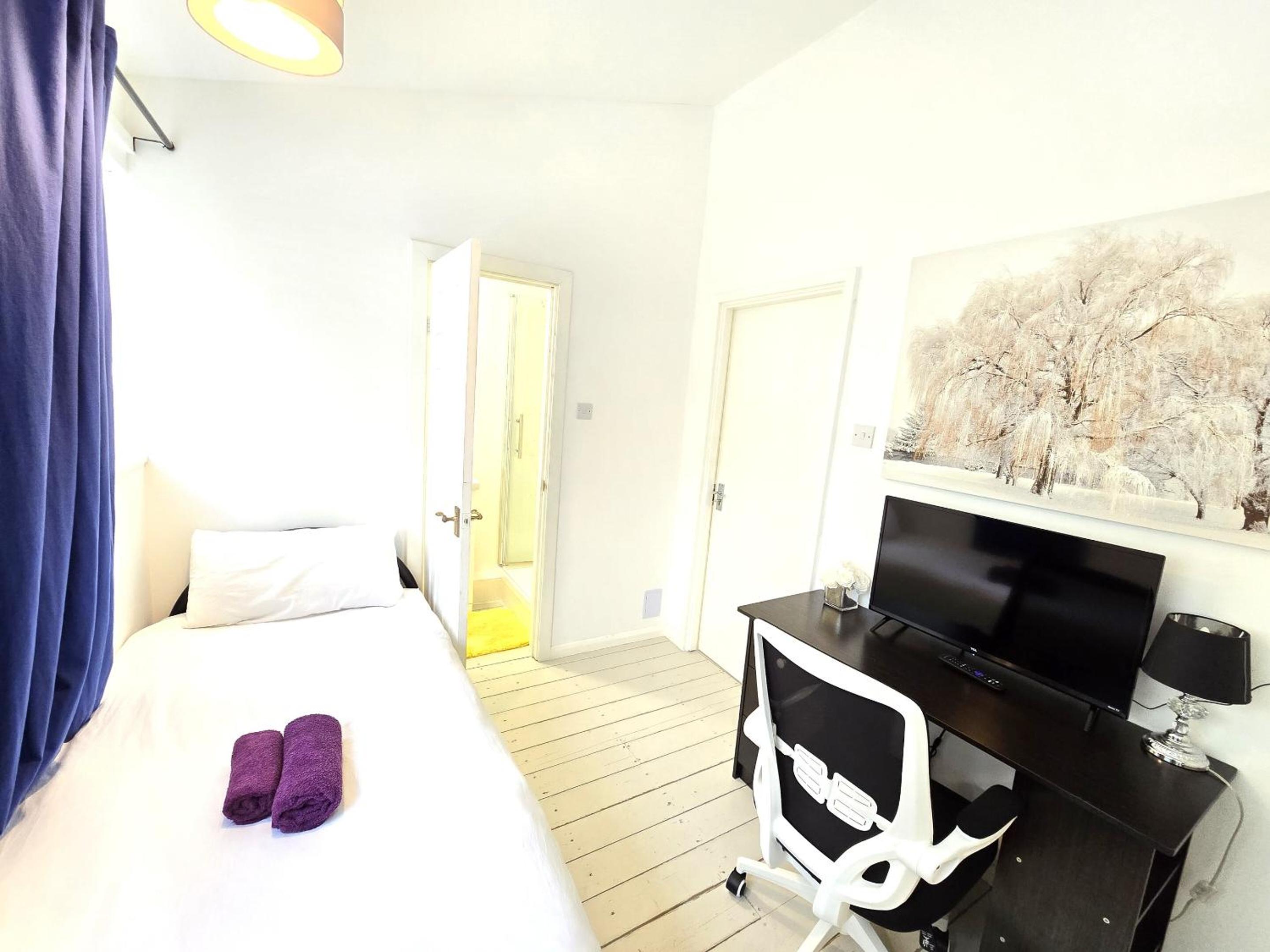 Standard Single Room with Shower photo 3