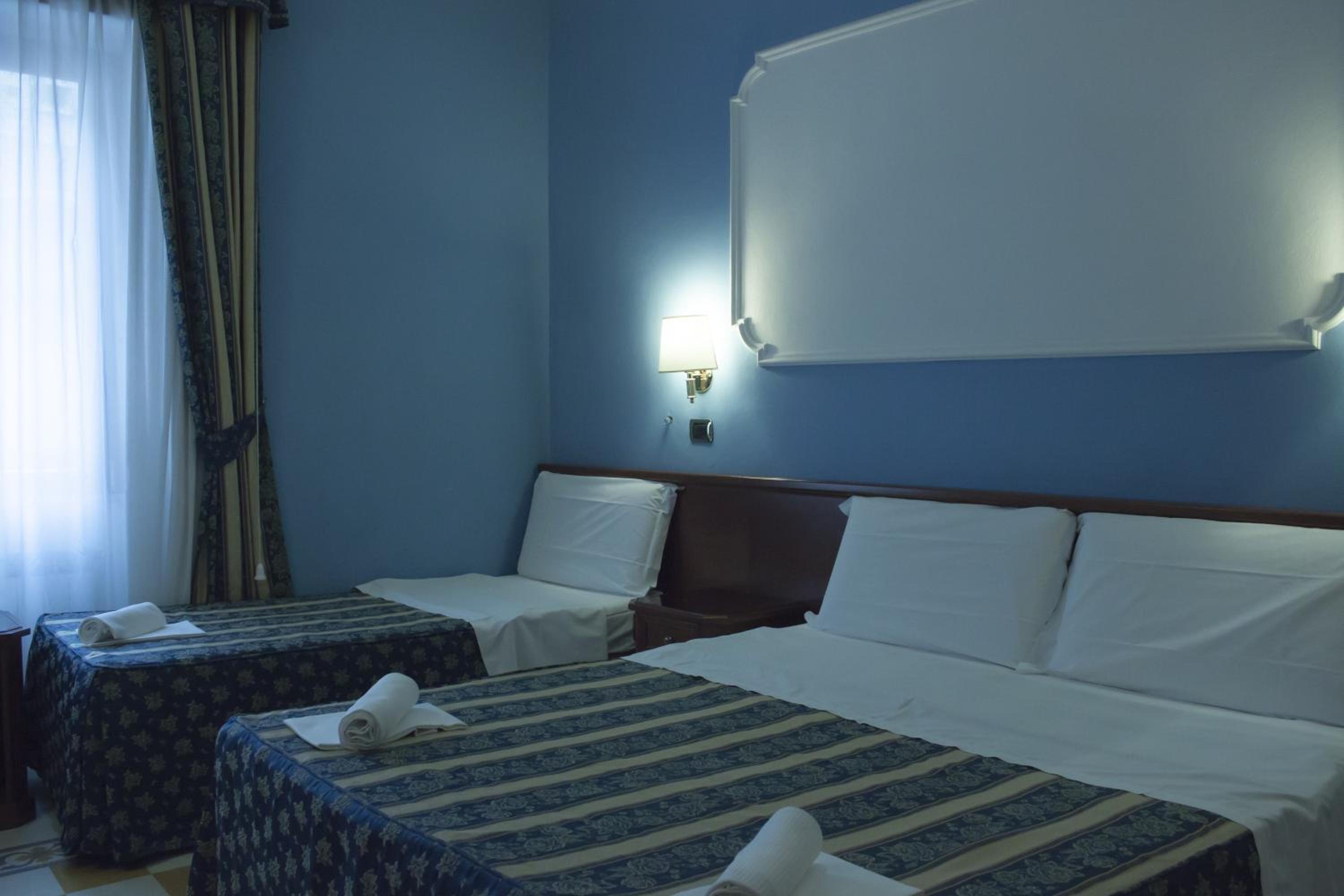 Quintuple Room (5 Adults) photo 3