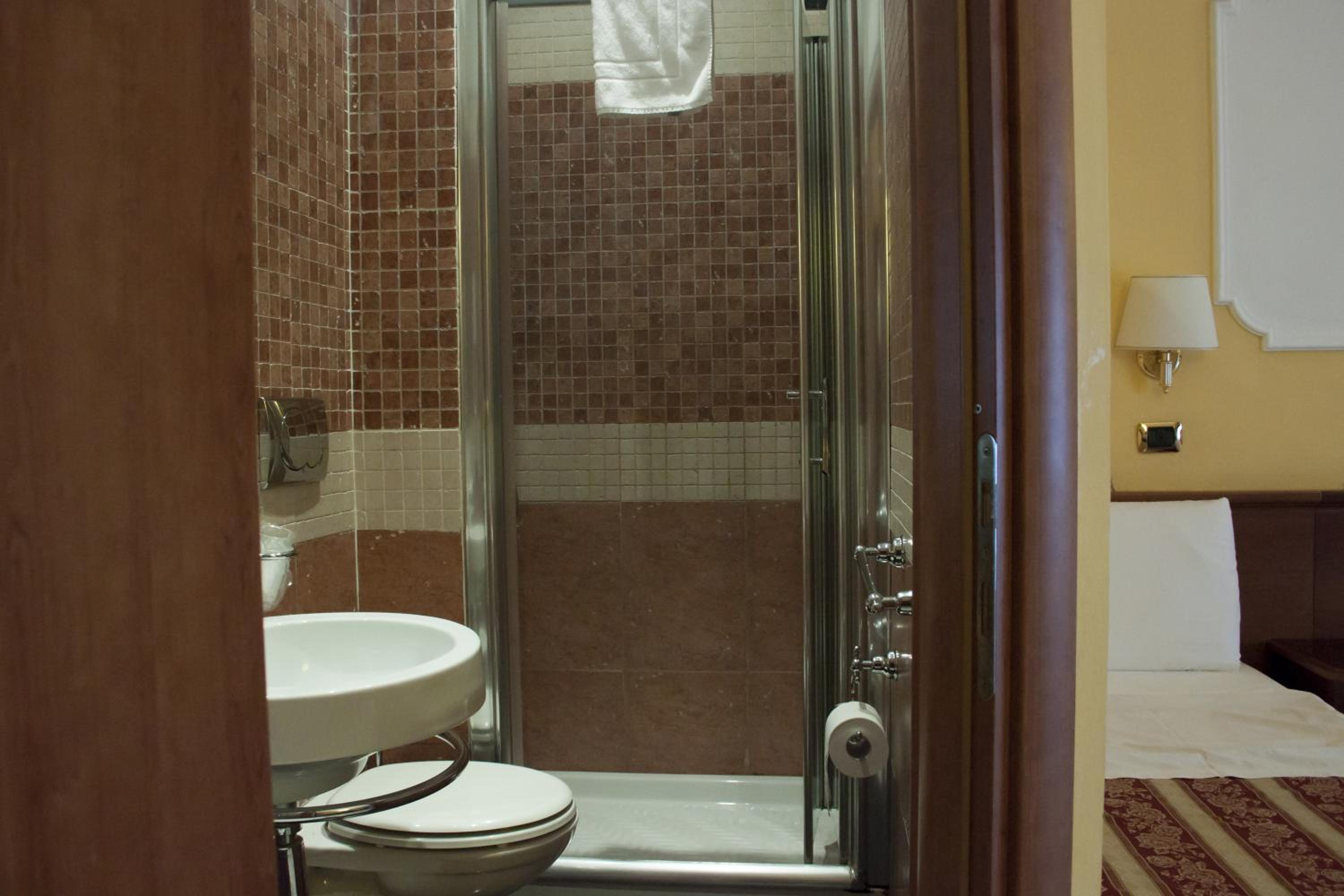 Quintuple Room (5 Adults) photo 2