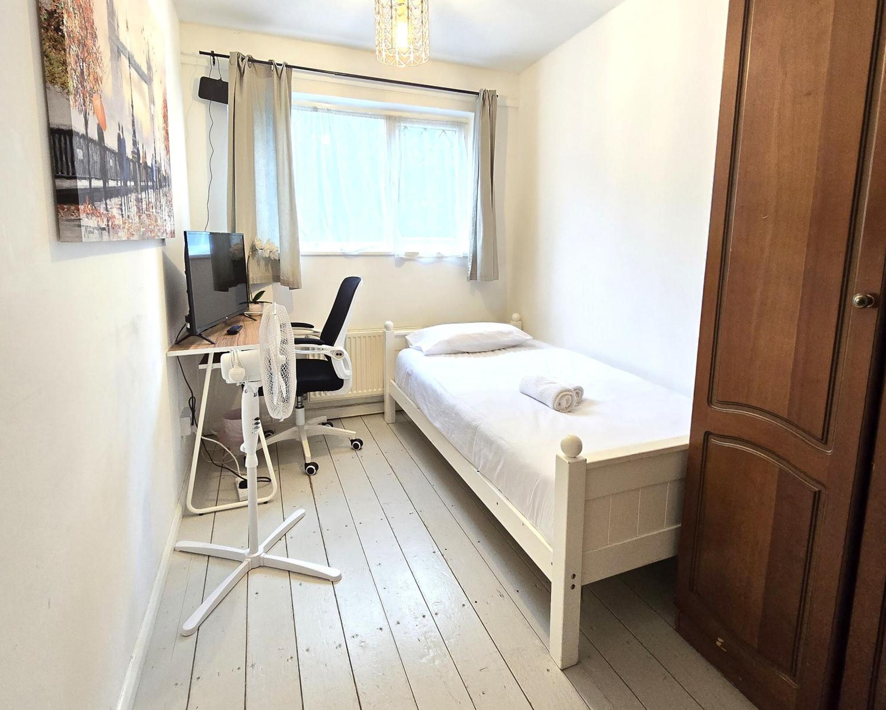 Standard Single Room with Shared Bathroom photo 2
