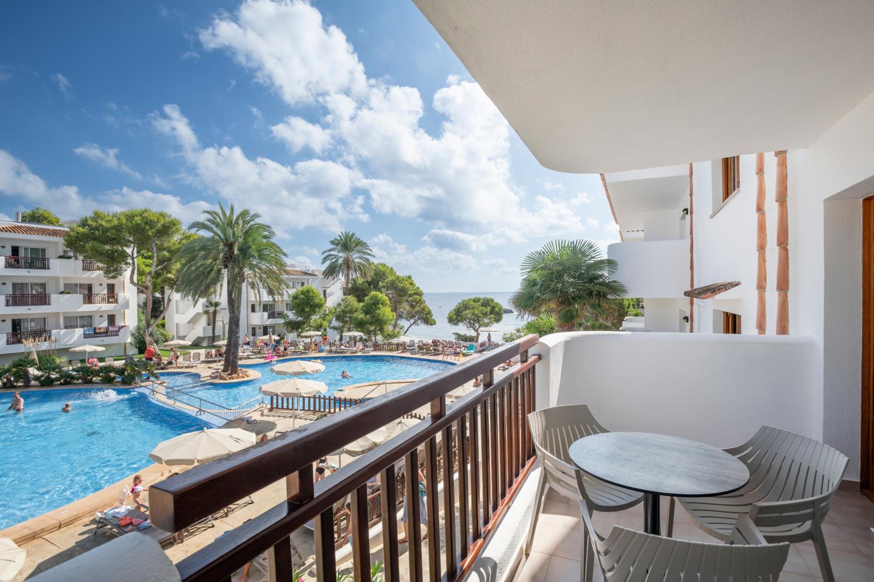 Premium Studio with Pool View photo 3